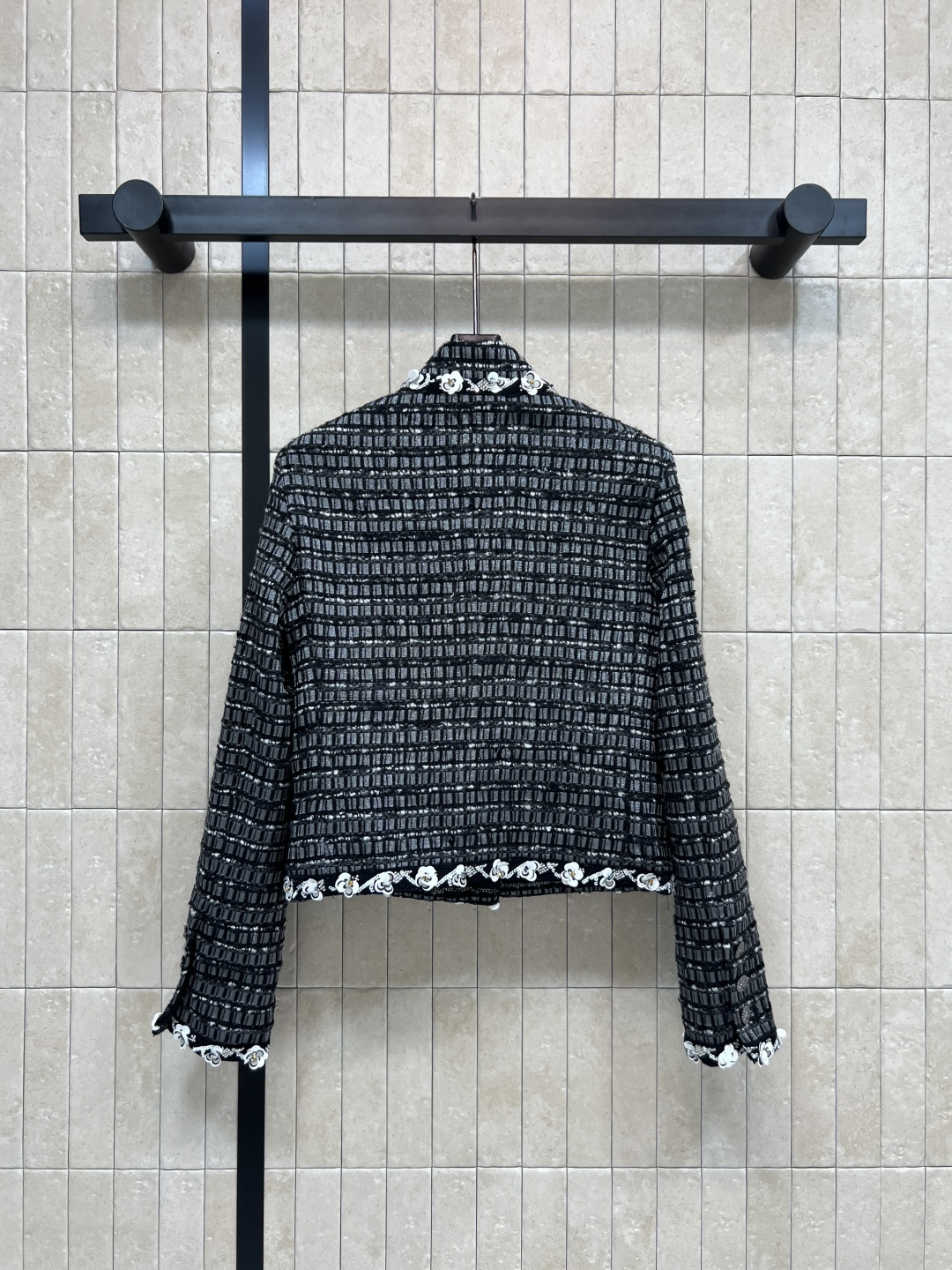 小香家 25秋冬新款 花朵钉珠粗花呢外套 格子编织设计 白色立体花朵镶边点缀 细节精致 上身高级又清新随