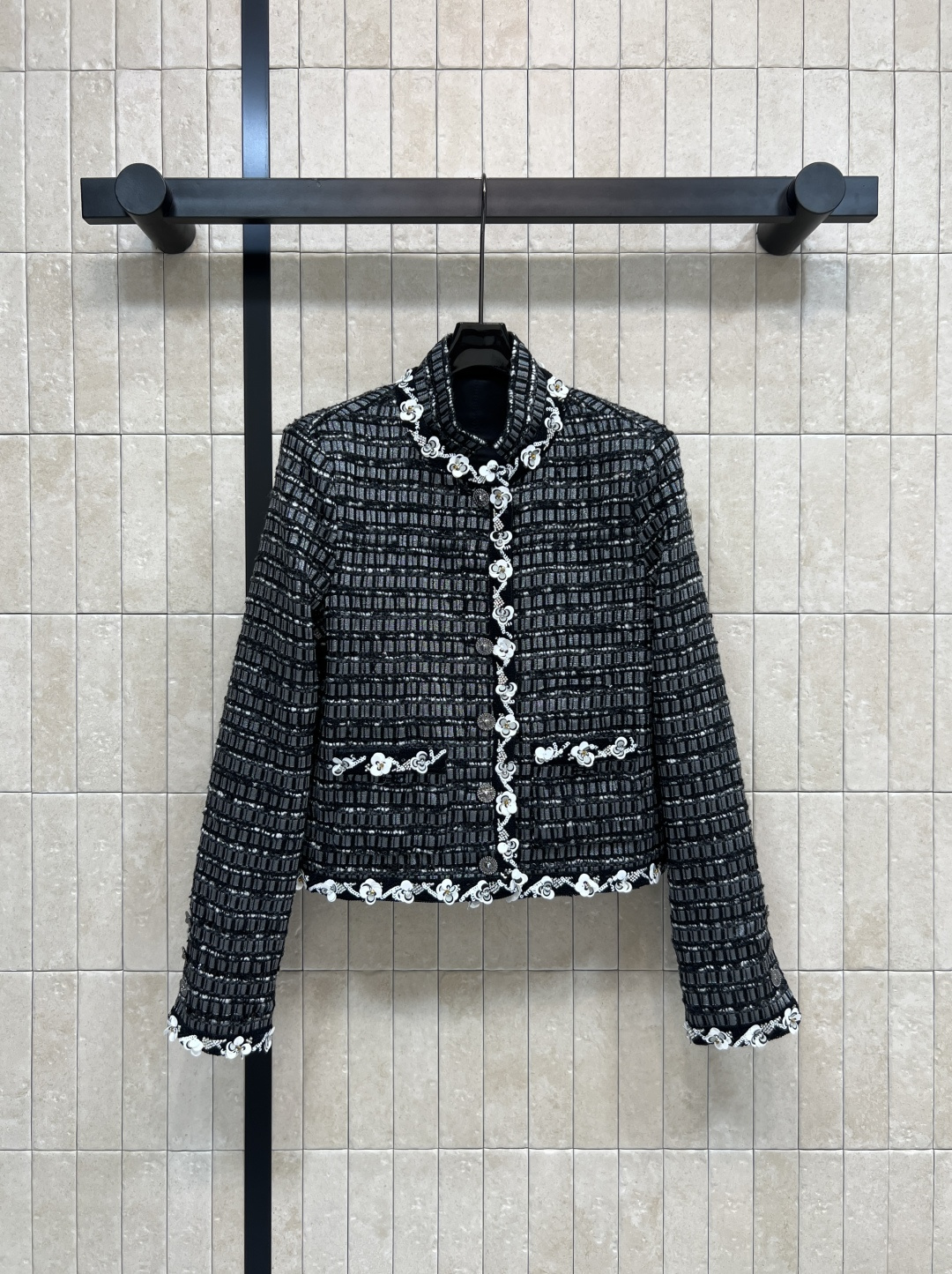 小香家 25秋冬新款 花朵钉珠粗花呢外套 格子编织设计 白色立体花朵镶边点缀 细节精致 上身高级又清新随