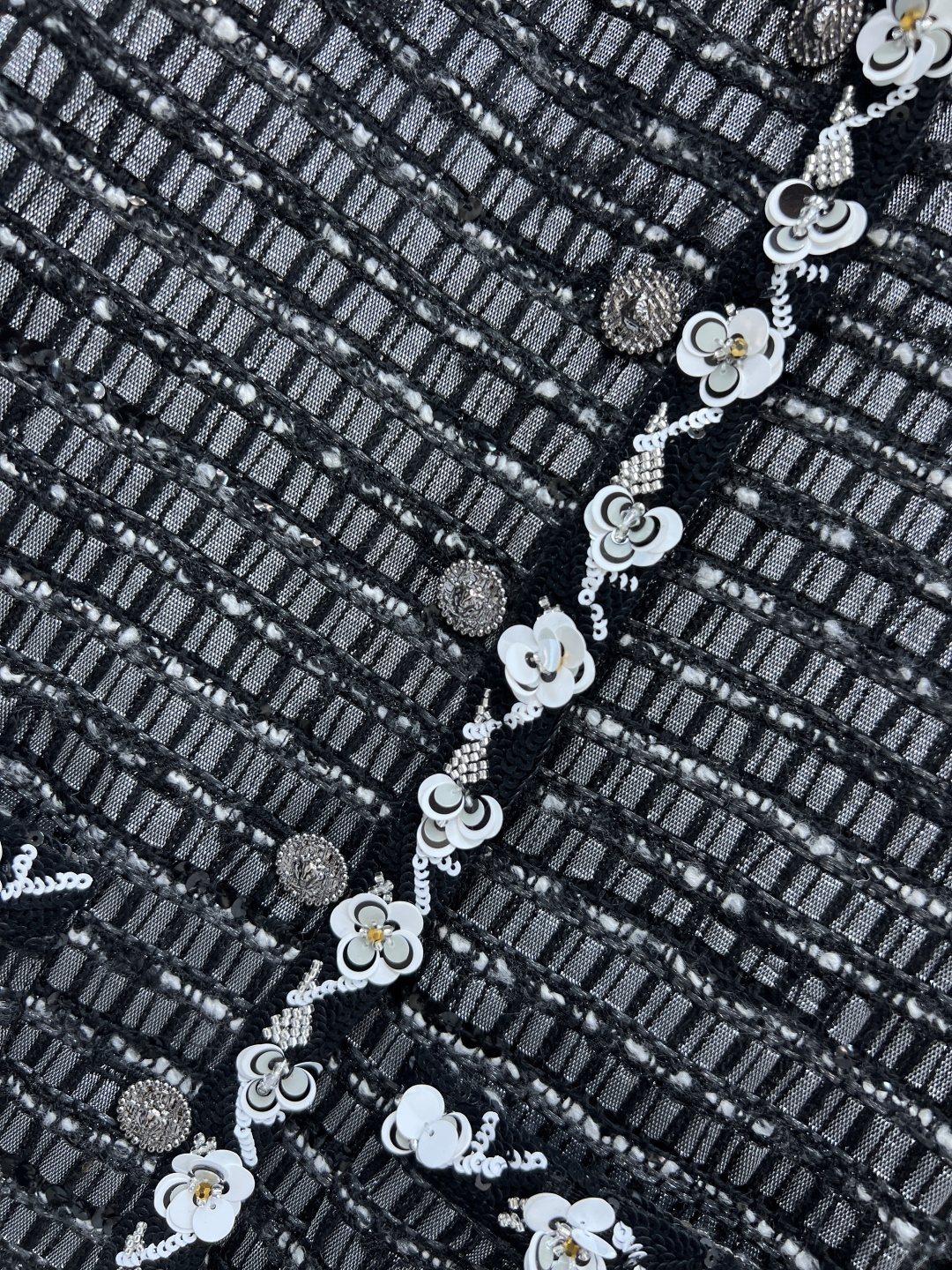 小香家 25秋冬新款 花朵钉珠粗花呢外套 格子编织设计 白色立体花朵镶边点缀 细节精致 上身高级又清新随