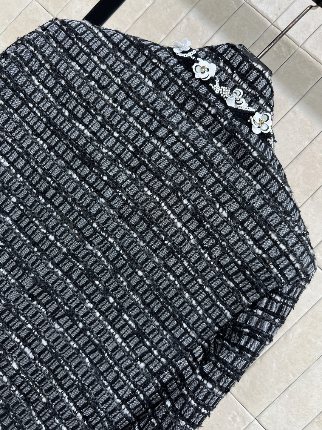 小香家 25秋冬新款 花朵钉珠粗花呢外套 格子编织设计 白色立体花朵镶边点缀 细节精致 上身高级又清新随