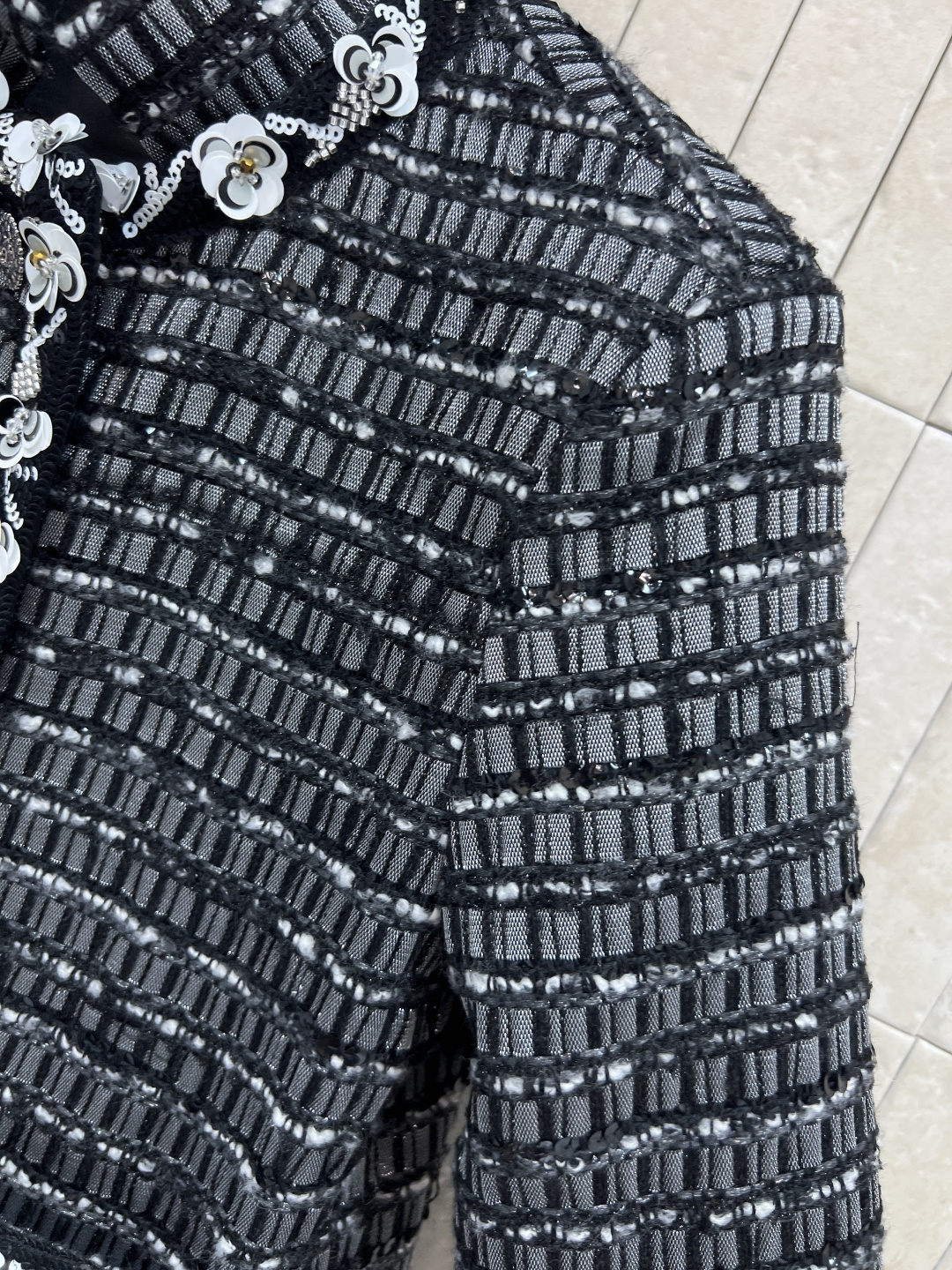 小香家 25秋冬新款 花朵钉珠粗花呢外套 格子编织设计 白色立体花朵镶边点缀 细节精致 上身高级又清新随