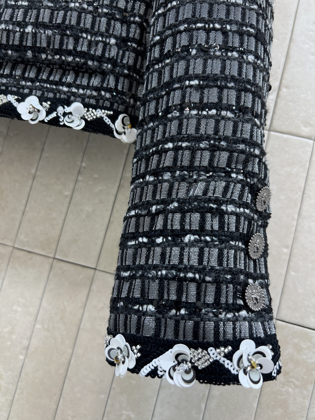 小香家 25秋冬新款 花朵钉珠粗花呢外套 格子编织设计 白色立体花朵镶边点缀 细节精致 上身高级又清新随