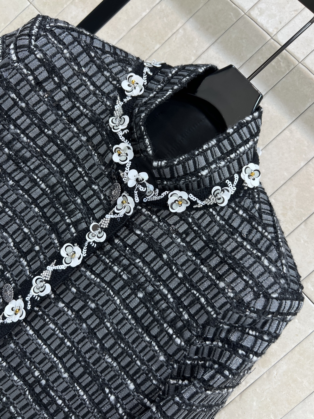 小香家 25秋冬新款 花朵钉珠粗花呢外套 格子编织设计 白色立体花朵镶边点缀 细节精致 上身高级又清新随