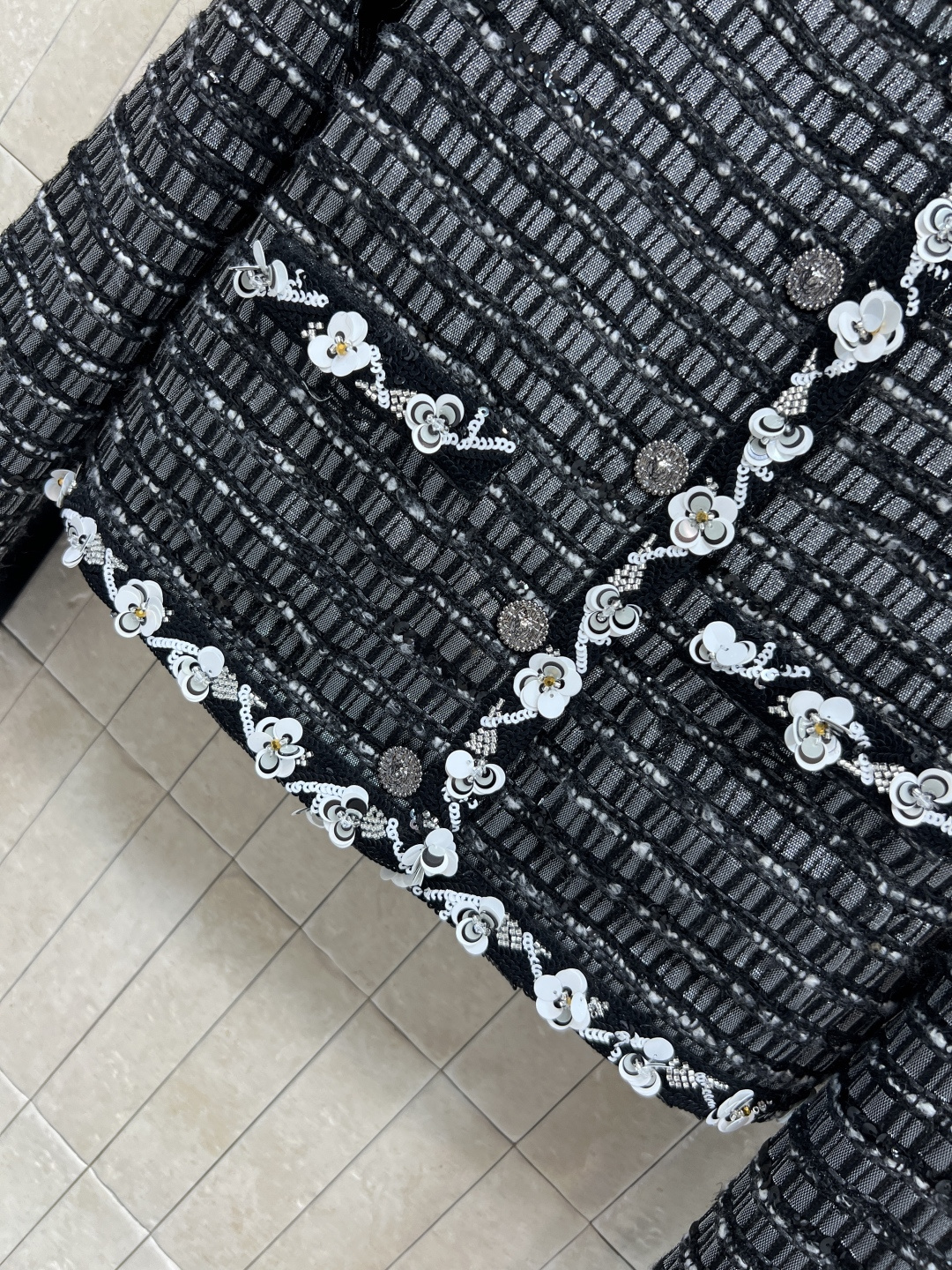 小香家 25秋冬新款 花朵钉珠粗花呢外套 格子编织设计 白色立体花朵镶边点缀 细节精致 上身高级又清新随