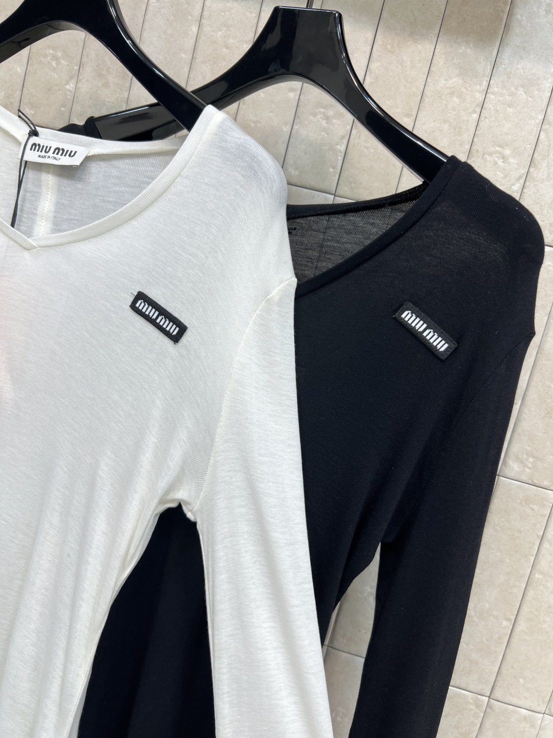 MIu家 25秋冬新款 V领长袖打底衫 极简风设计 主打白色和黑色 轻薄微透面料 舒适又百搭 V领修饰颈