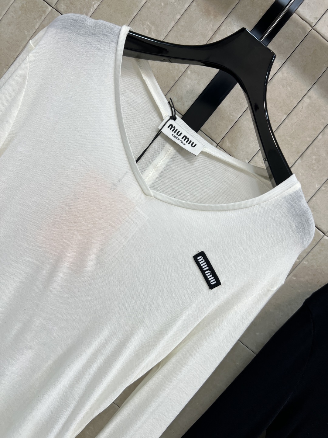 MIu家 25秋冬新款 V领长袖打底衫 极简风设计 主打白色和黑色 轻薄微透面料 舒适又百搭 V领修饰颈