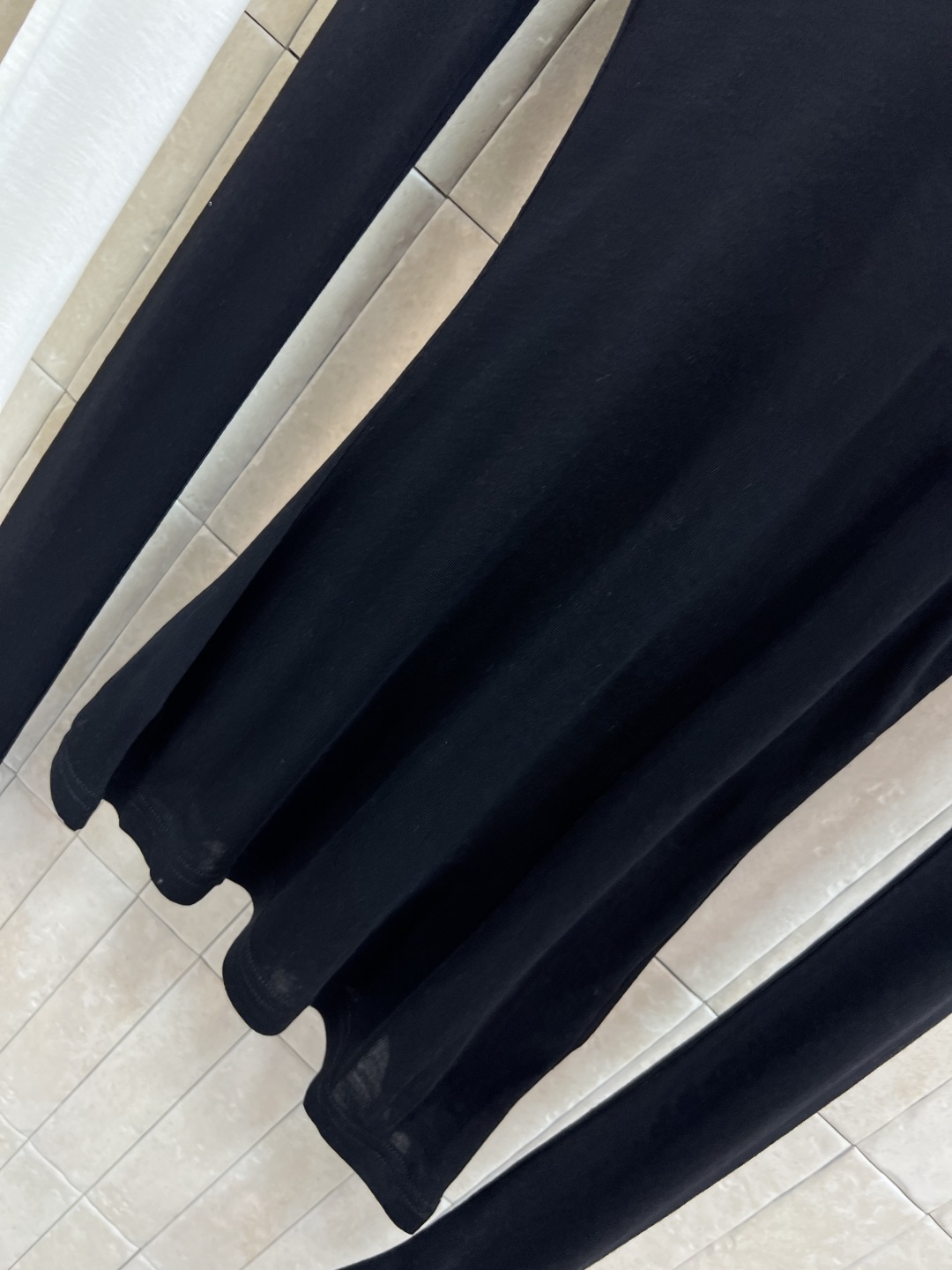 MIu家 25秋冬新款 V领长袖打底衫 极简风设计 主打白色和黑色 轻薄微透面料 舒适又百搭 V领修饰颈