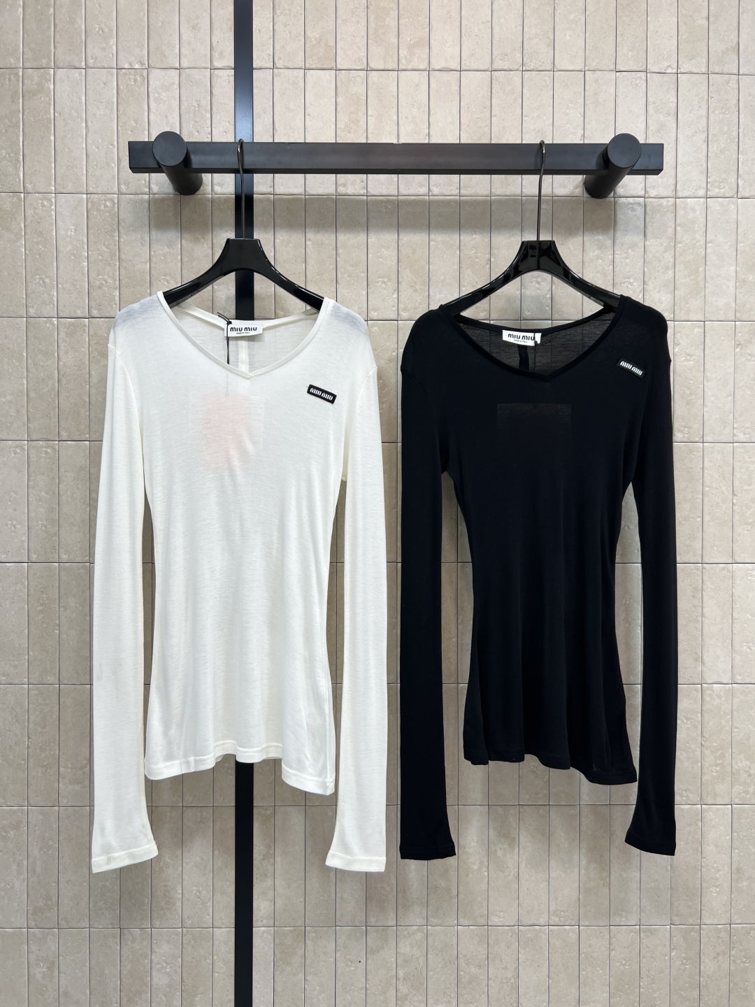MIu家 25秋冬新款 V领长袖打底衫 极简风设计 主打白色和黑色 轻薄微透面料 舒适又百搭 V领修饰颈