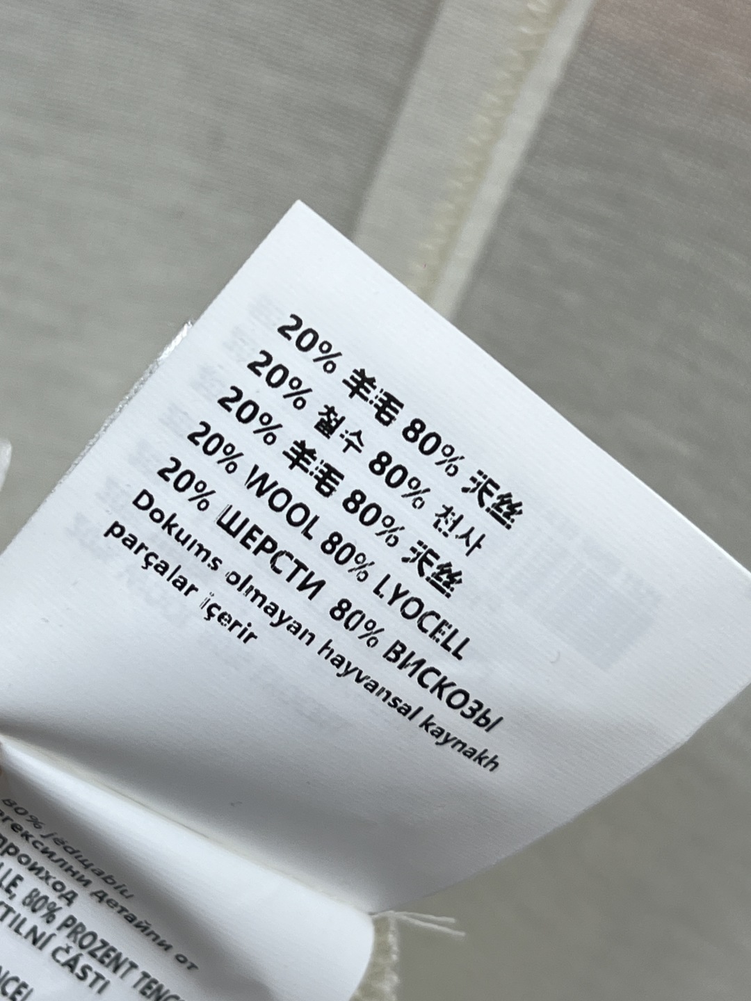 MIu家 25秋冬新款 V领长袖打底衫 极简风设计 主打白色和黑色 轻薄微透面料 舒适又百搭 V领修饰颈