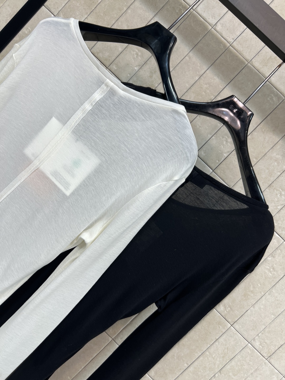 MIu家 25秋冬新款 V领长袖打底衫 极简风设计 主打白色和黑色 轻薄微透面料 舒适又百搭 V领修饰颈