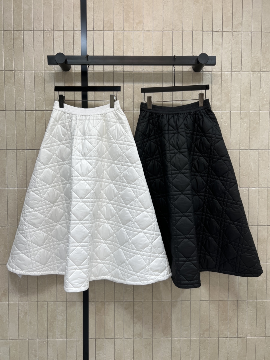 D家 25秋冬新款 藤格纹绗缝夹棉半身裙 采用标志性藤格纹绗缝设计 材质柔软夹棉 保暖又时髦 高腰A字版