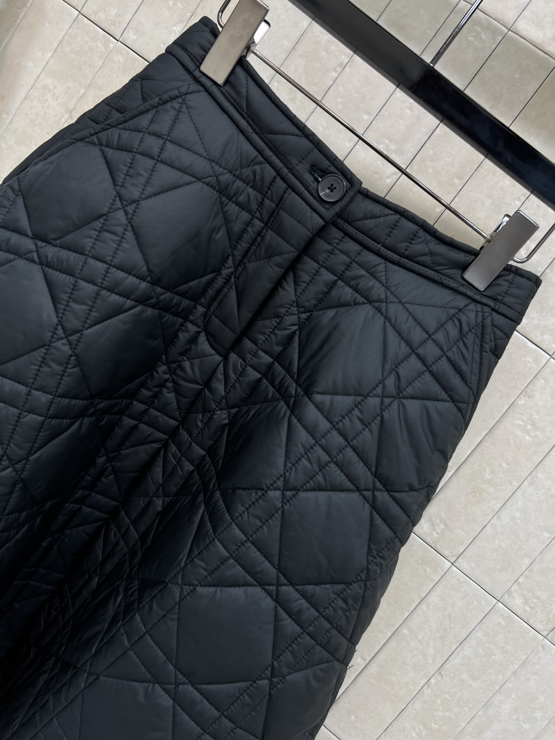 D家 25秋冬新款 藤格纹绗缝夹棉半身裙 采用标志性藤格纹绗缝设计 材质柔软夹棉 保暖又时髦 高腰A字版