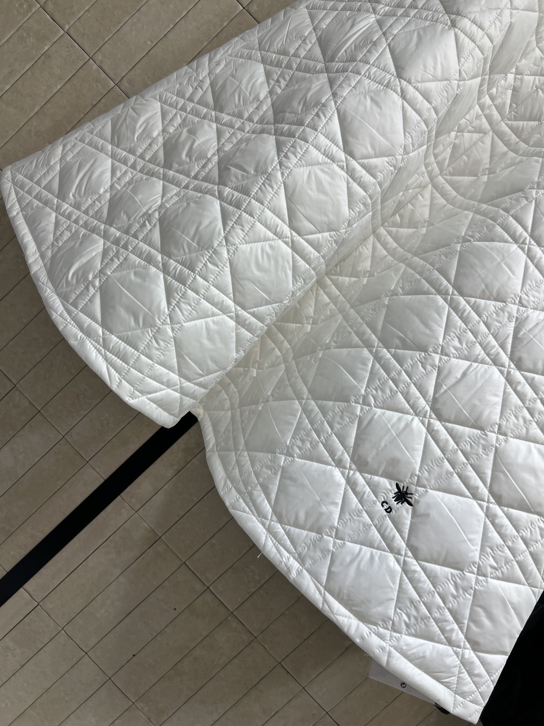 D家 25秋冬新款 藤格纹绗缝夹棉半身裙 采用标志性藤格纹绗缝设计 材质柔软夹棉 保暖又时髦 高腰A字版