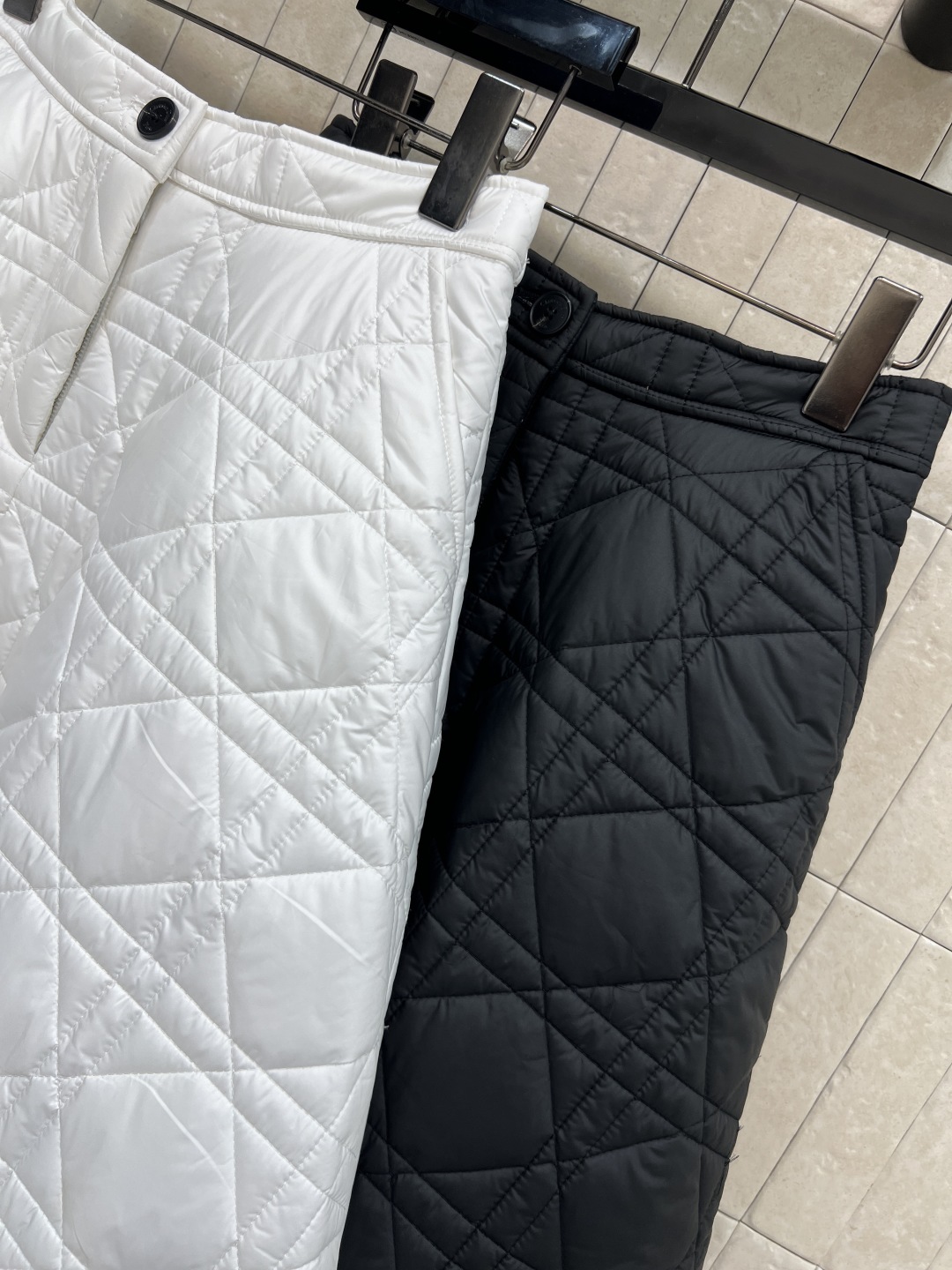 D家 25秋冬新款 藤格纹绗缝夹棉半身裙 采用标志性藤格纹绗缝设计 材质柔软夹棉 保暖又时髦 高腰A字版