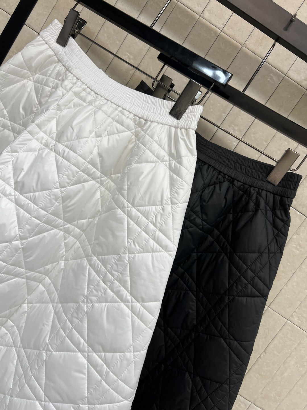 D家 25秋冬新款 藤格纹绗缝夹棉半身裙 采用标志性藤格纹绗缝设计 材质柔软夹棉 保暖又时髦 高腰A字版