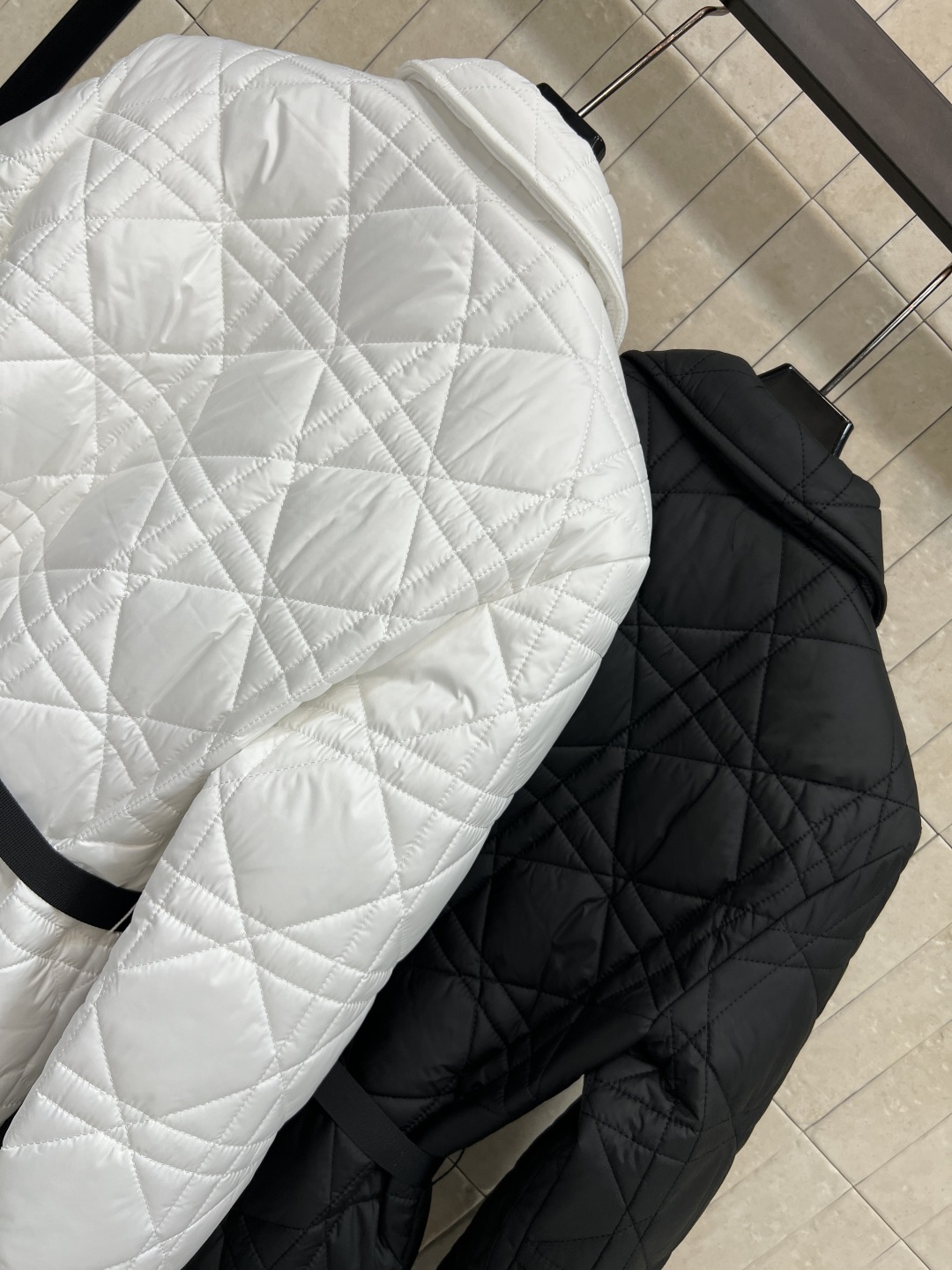 D家 25秋冬新款 藤格纹绗缝短款翻领棉服外套 采用标志性藤格纹绗缝设计 材质柔软夹棉 翻领+单排扣设计