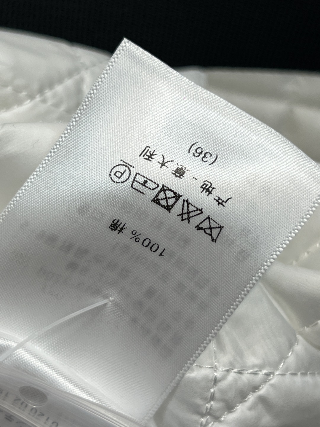 D家 25秋冬新款 藤格纹绗缝短款翻领棉服外套 采用标志性藤格纹绗缝设计 材质柔软夹棉 翻领+单排扣设计