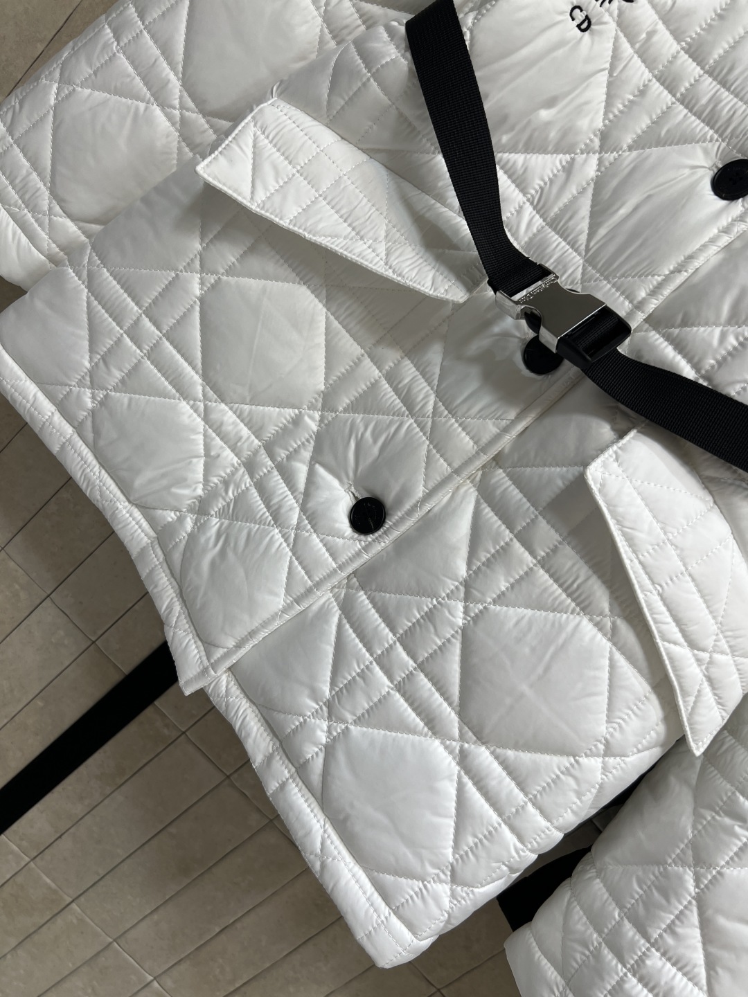 D家 25秋冬新款 藤格纹绗缝短款翻领棉服外套 采用标志性藤格纹绗缝设计 材质柔软夹棉 翻领+单排扣设计