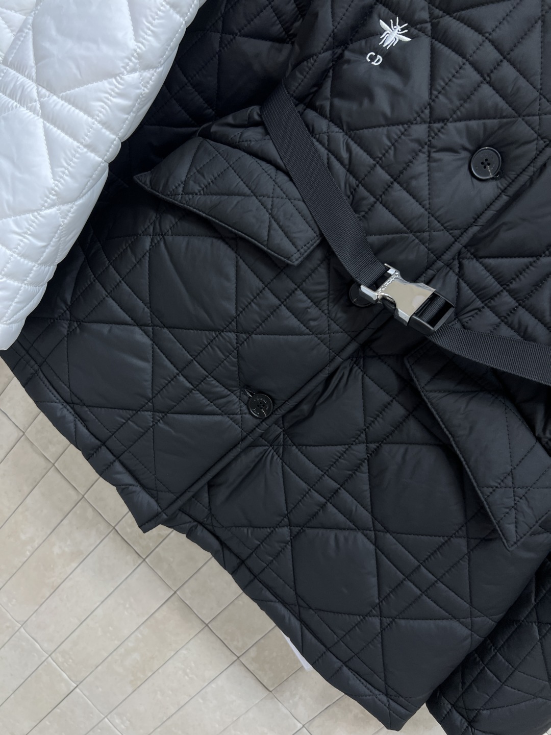 D家 25秋冬新款 藤格纹绗缝短款翻领棉服外套 采用标志性藤格纹绗缝设计 材质柔软夹棉 翻领+单排扣设计