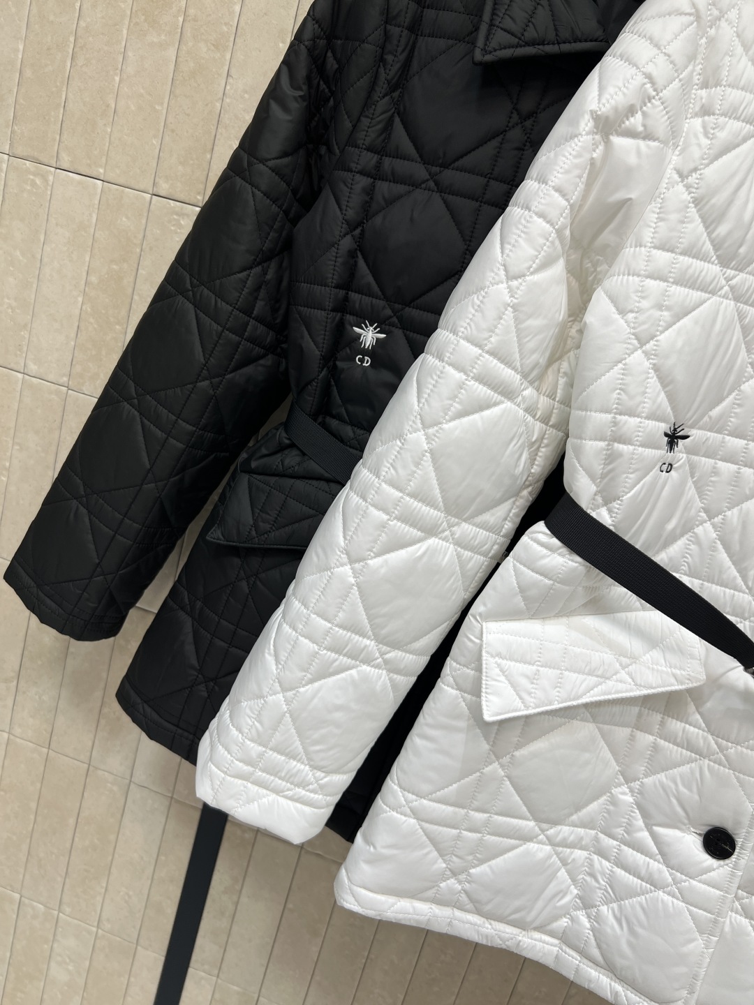 D家 25秋冬新款 藤格纹绗缝短款翻领棉服外套 采用标志性藤格纹绗缝设计 材质柔软夹棉 翻领+单排扣设计