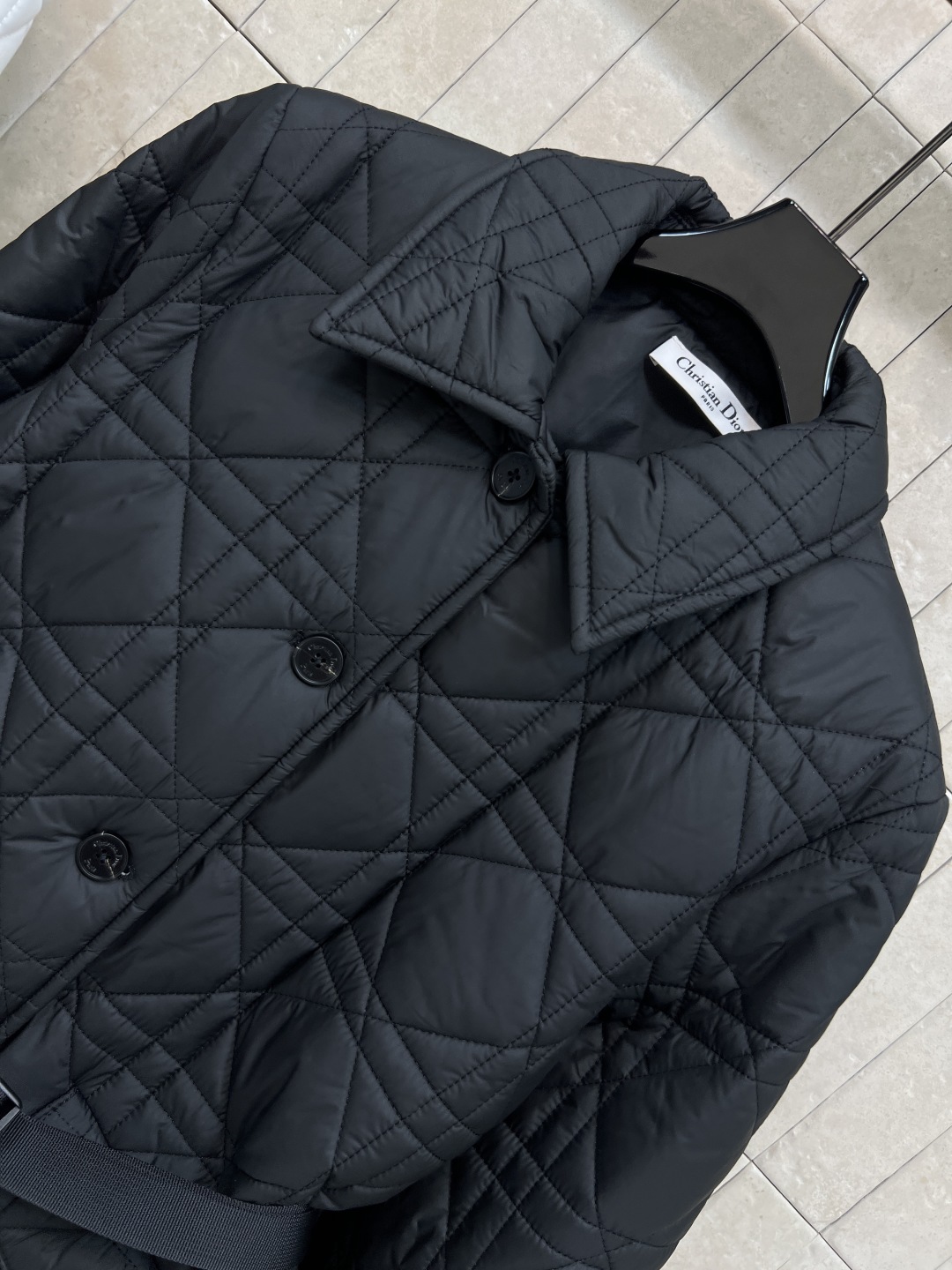 D家 25秋冬新款 藤格纹绗缝短款翻领棉服外套 采用标志性藤格纹绗缝设计 材质柔软夹棉 翻领+单排扣设计