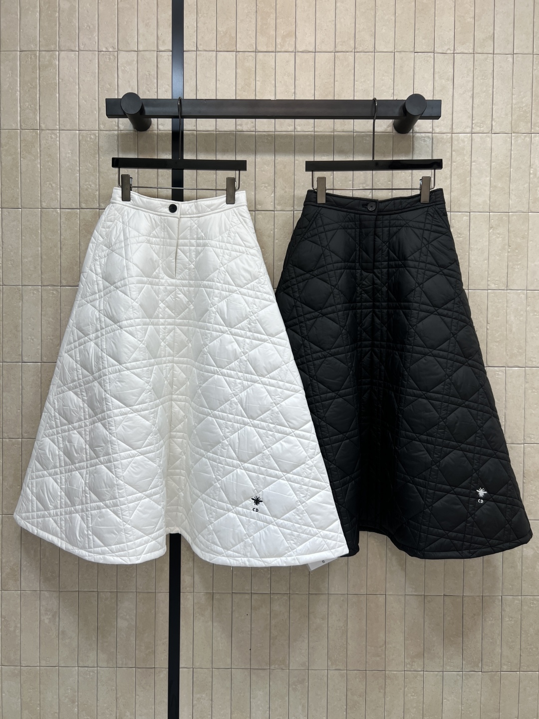 D家 25秋冬新款 藤格纹绗缝夹棉半身裙 采用标志性藤格纹绗缝设计 材质柔软夹棉 保暖又时髦 高腰A字版