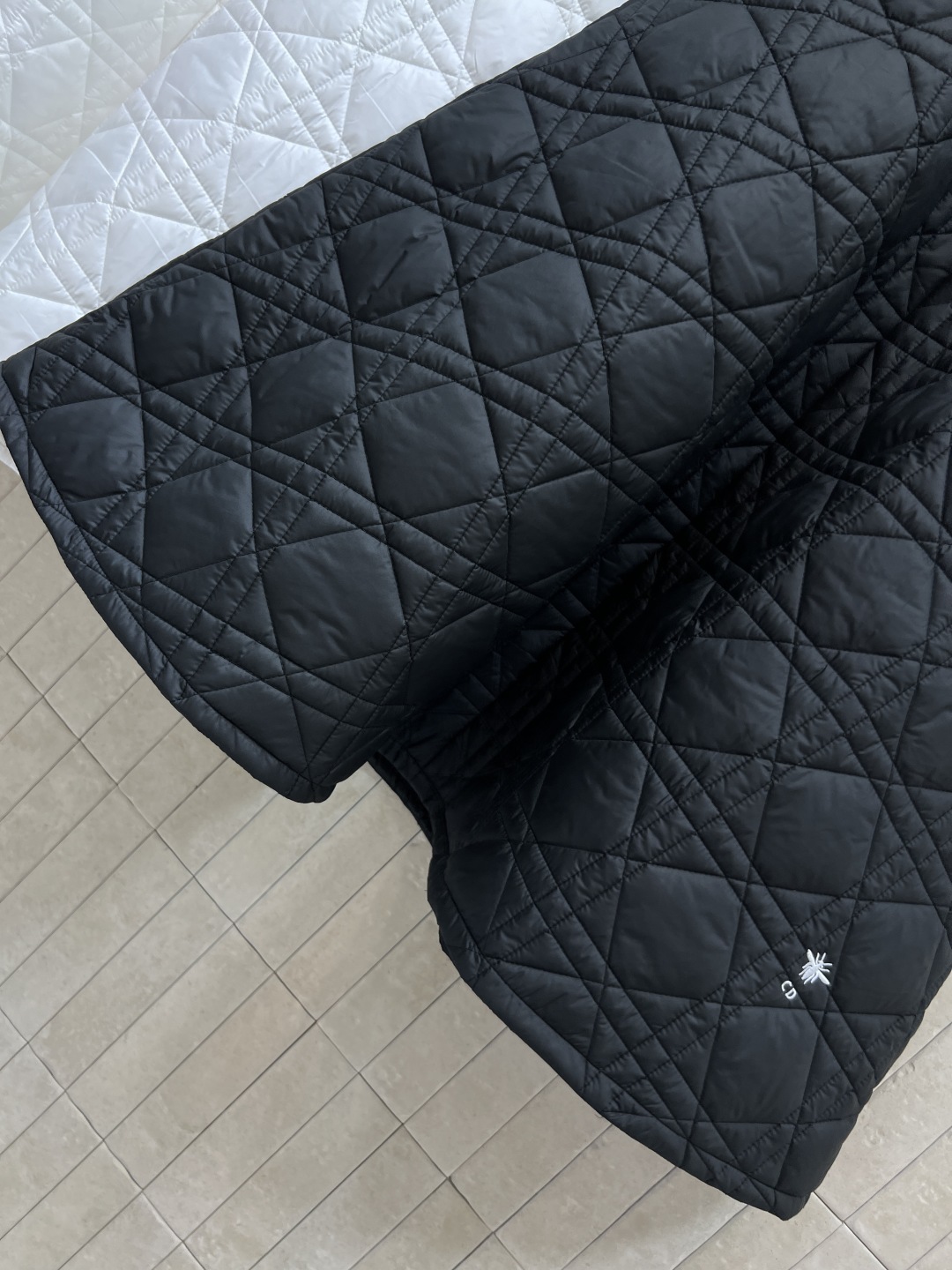 D家 25秋冬新款 藤格纹绗缝夹棉半身裙 采用标志性藤格纹绗缝设计 材质柔软夹棉 保暖又时髦 高腰A字版