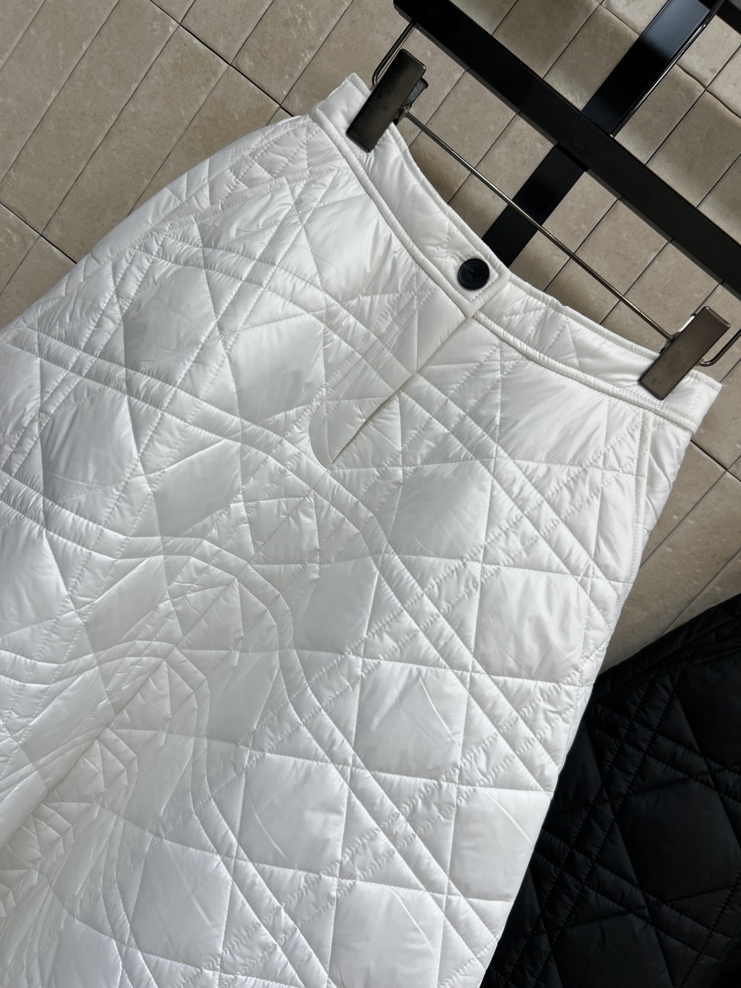 D家 25秋冬新款 藤格纹绗缝夹棉半身裙 采用标志性藤格纹绗缝设计 材质柔软夹棉 保暖又时髦 高腰A字版