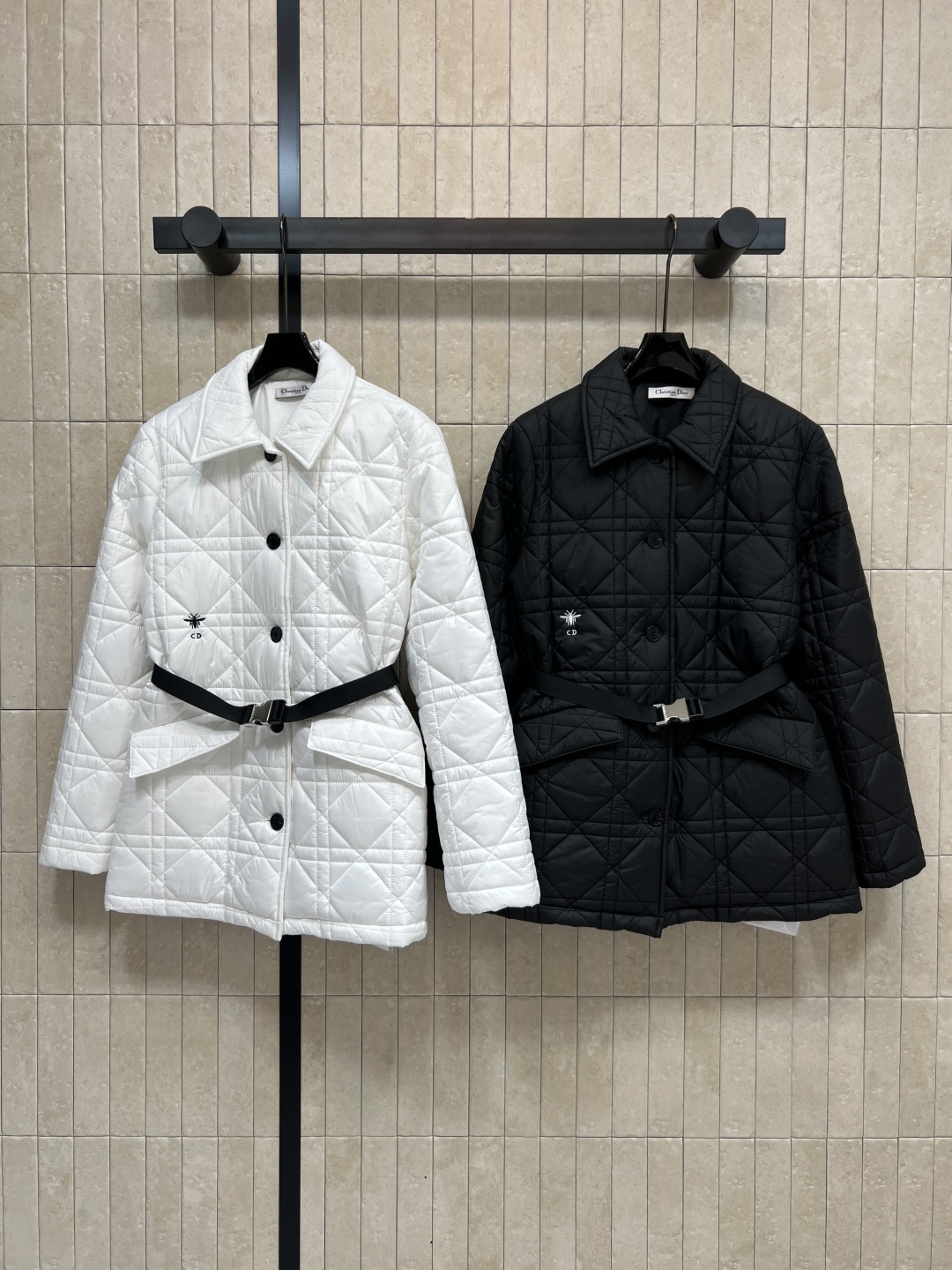 D家 25秋冬新款 藤格纹绗缝短款翻领棉服外套 采用标志性藤格纹绗缝设计 材质柔软夹棉 翻领+单排扣设计