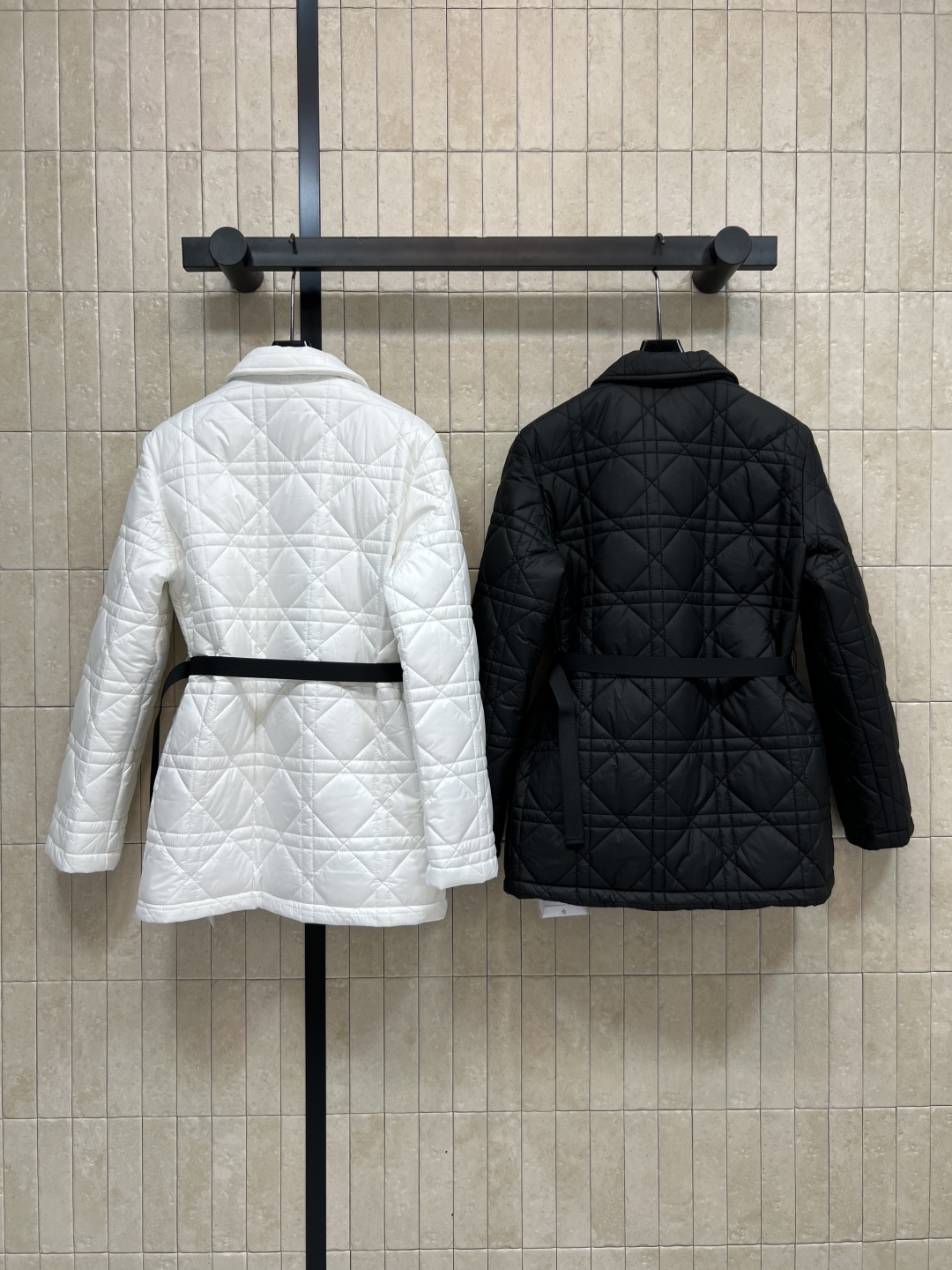 D家 25秋冬新款 藤格纹绗缝短款翻领棉服外套 采用标志性藤格纹绗缝设计 材质柔软夹棉 翻领+单排扣设计