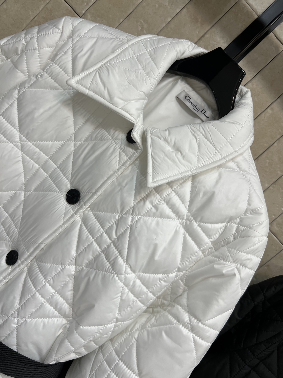 D家 25秋冬新款 藤格纹绗缝短款翻领棉服外套 采用标志性藤格纹绗缝设计 材质柔软夹棉 翻领+单排扣设计