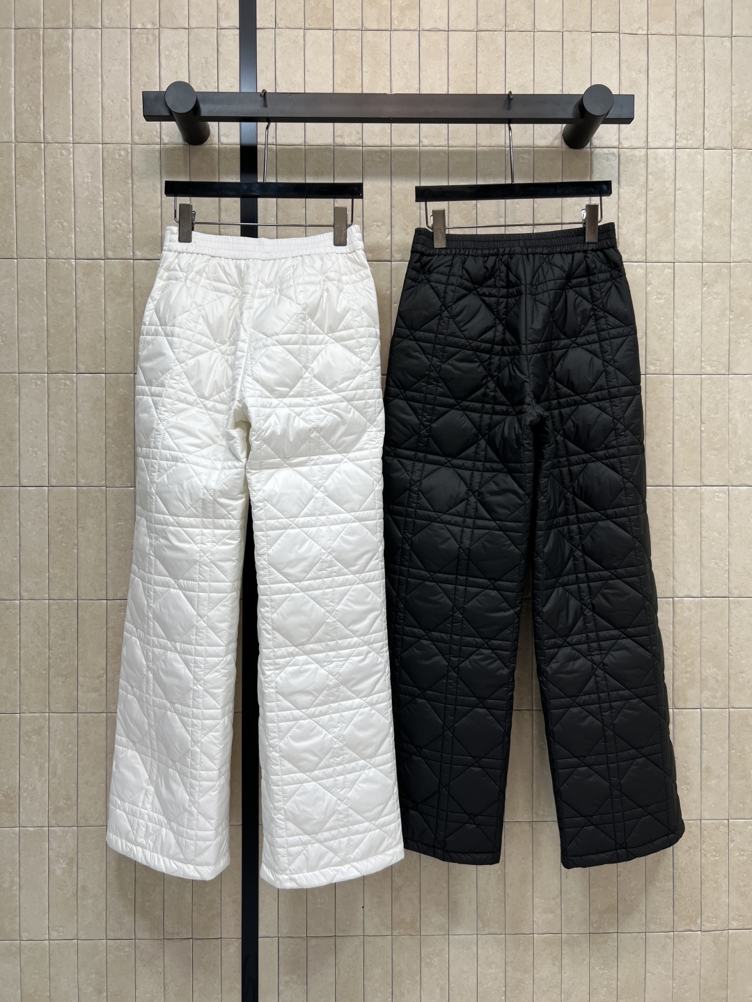 D家 25秋冬新款 藤格纹绗缝夹棉阔腿裤 采用标志性藤格纹绗缝设计 材质柔软夹棉 保暖又时髦 宽松直筒版