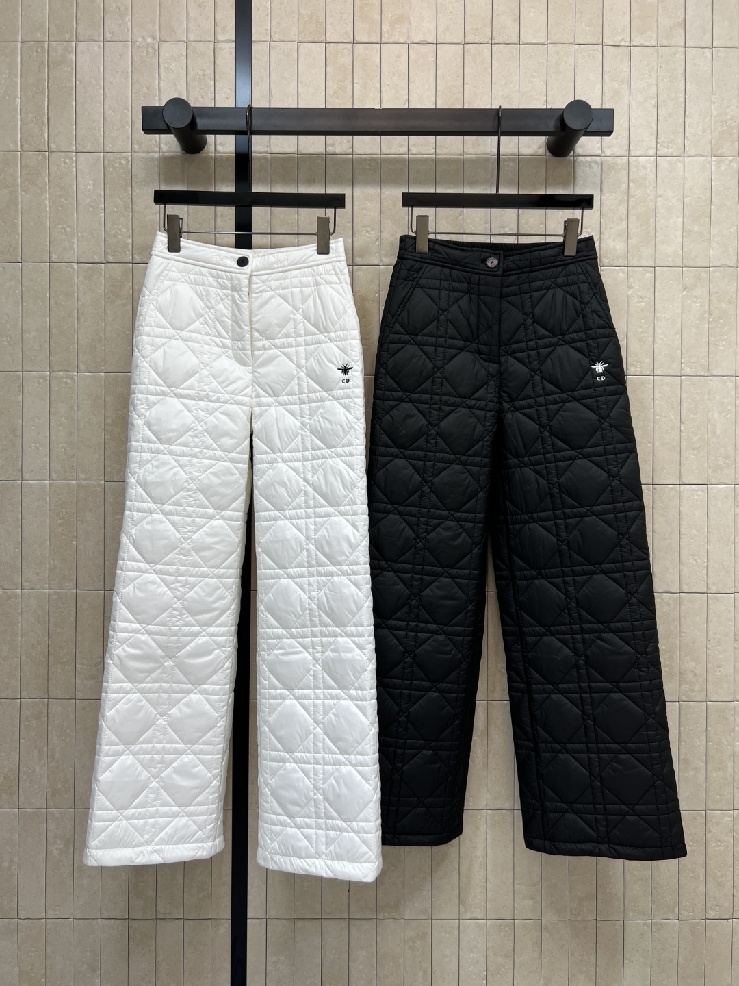 D家 25秋冬新款 藤格纹绗缝夹棉阔腿裤 采用标志性藤格纹绗缝设计 材质柔软夹棉 保暖又时髦 宽松直筒版