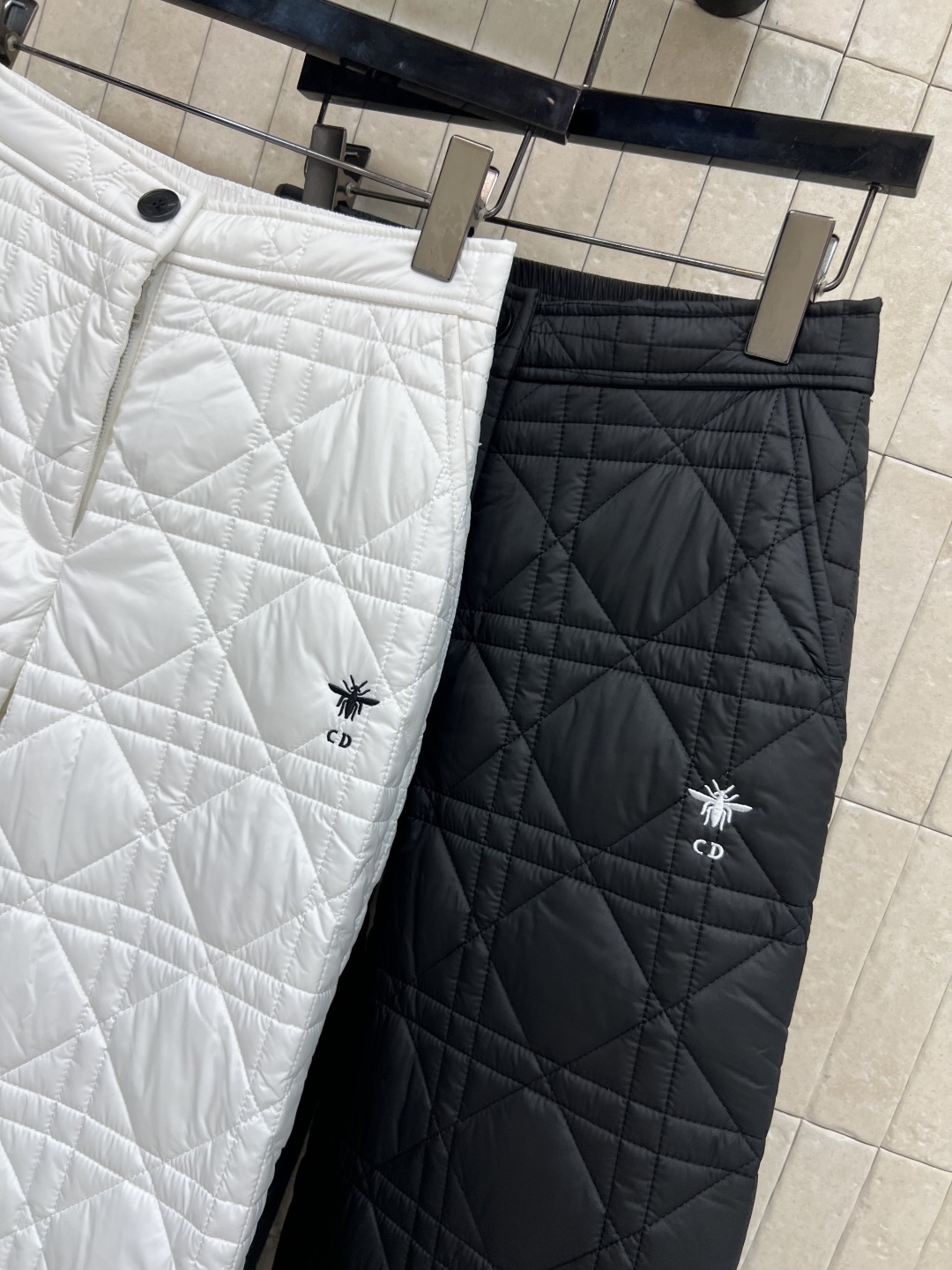 D家 25秋冬新款 藤格纹绗缝夹棉阔腿裤 采用标志性藤格纹绗缝设计 材质柔软夹棉 保暖又时髦 宽松直筒版