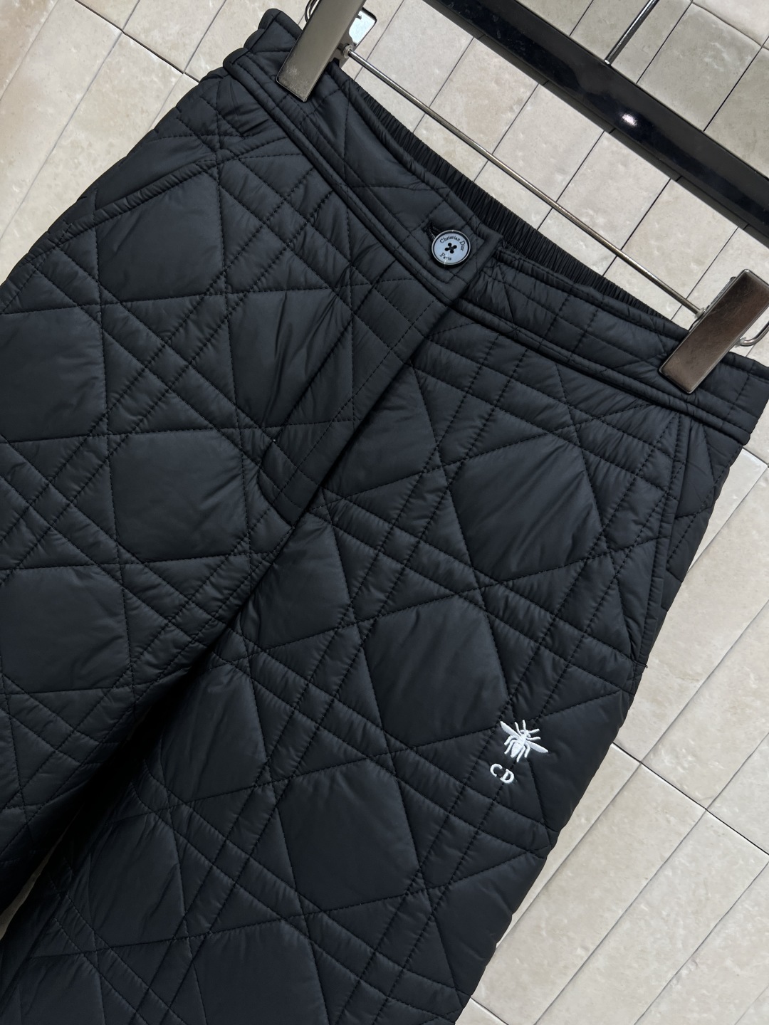 D家 25秋冬新款 藤格纹绗缝夹棉阔腿裤 采用标志性藤格纹绗缝设计 材质柔软夹棉 保暖又时髦 宽松直筒版