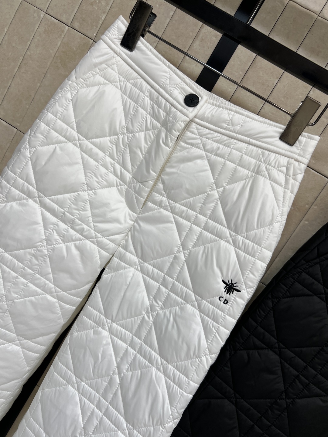 D家 25秋冬新款 藤格纹绗缝夹棉阔腿裤 采用标志性藤格纹绗缝设计 材质柔软夹棉 保暖又时髦 宽松直筒版