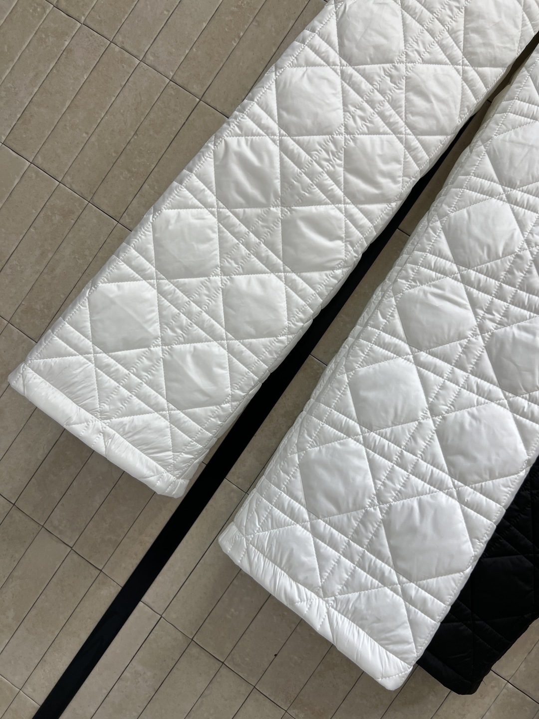 D家 25秋冬新款 藤格纹绗缝夹棉阔腿裤 采用标志性藤格纹绗缝设计 材质柔软夹棉 保暖又时髦 宽松直筒版