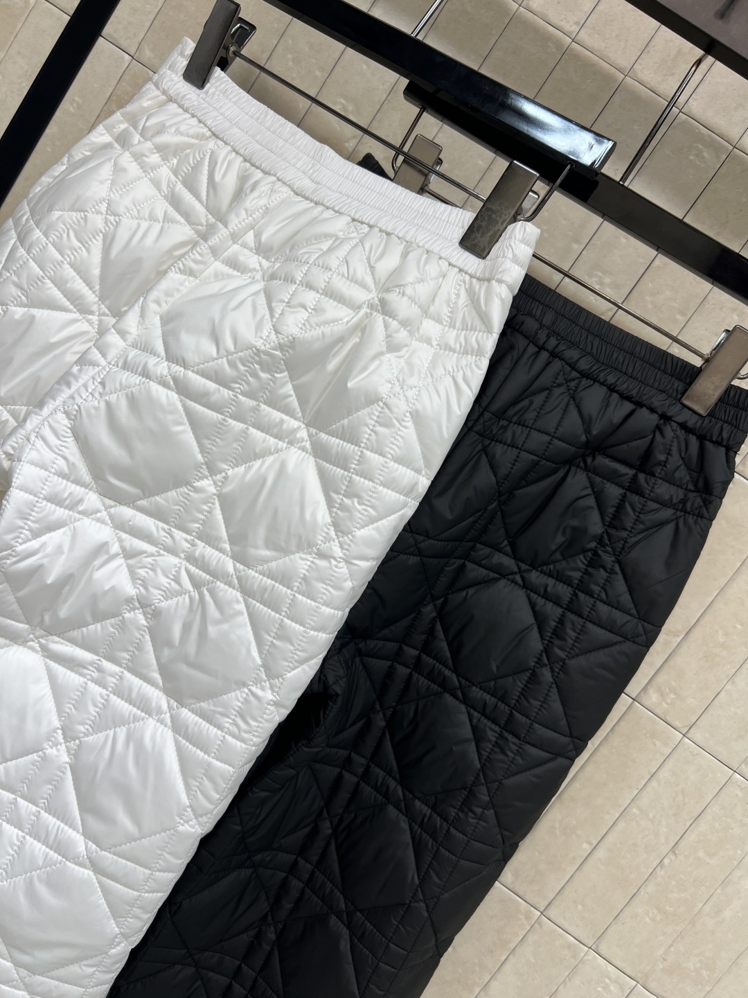 D家 25秋冬新款 藤格纹绗缝夹棉阔腿裤 采用标志性藤格纹绗缝设计 材质柔软夹棉 保暖又时髦 宽松直筒版