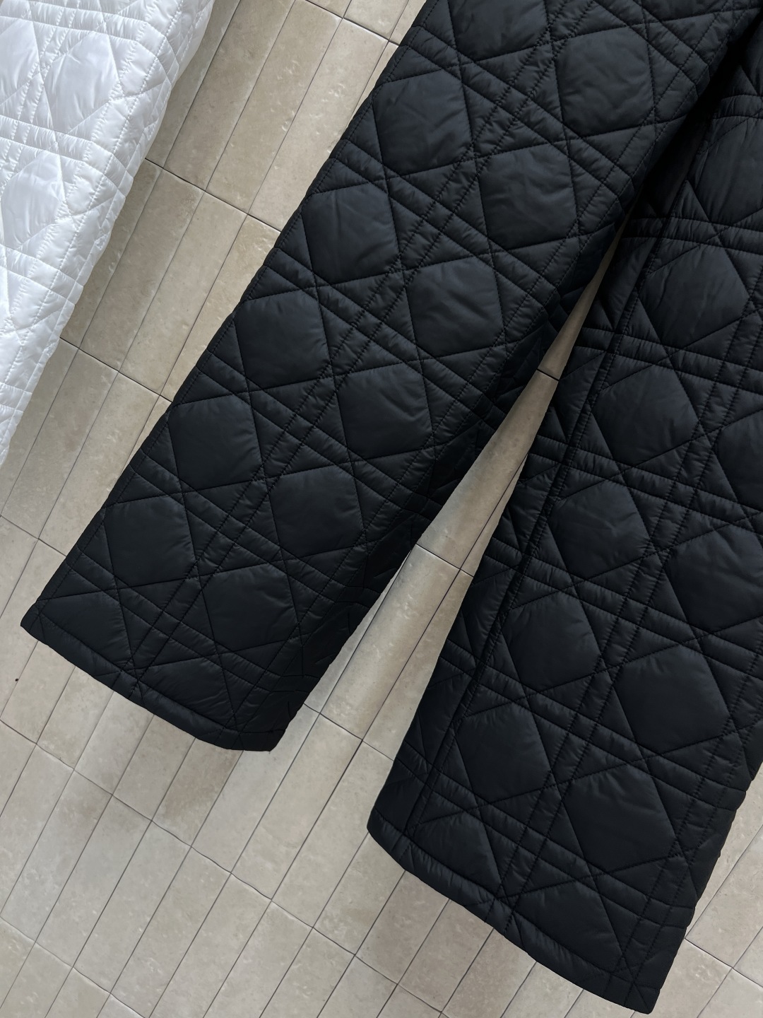 D家 25秋冬新款 藤格纹绗缝夹棉阔腿裤 采用标志性藤格纹绗缝设计 材质柔软夹棉 保暖又时髦 宽松直筒版