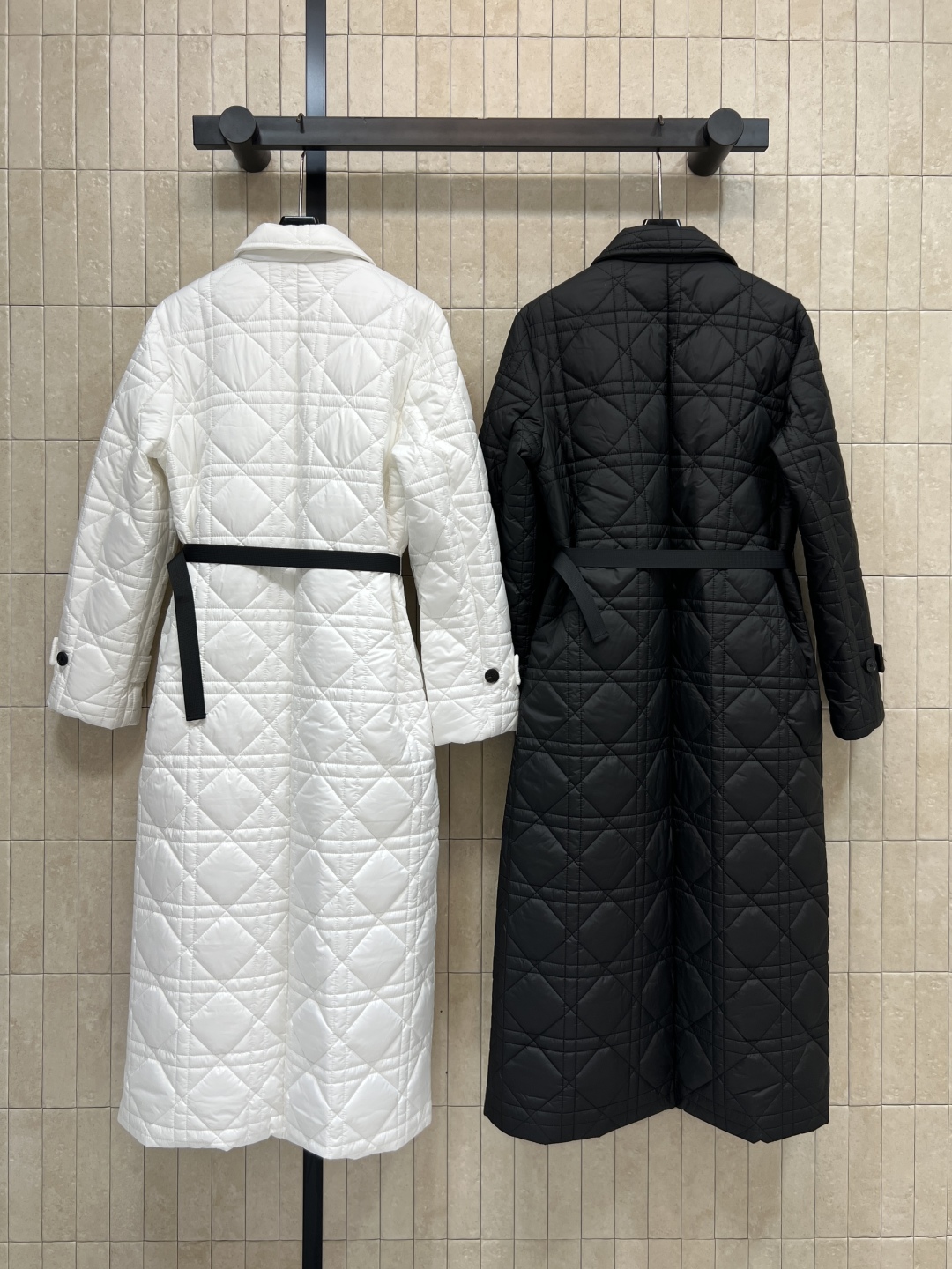 D家 25秋冬新款 藤格纹绗缝长款翻领棉服外套 采用标志性藤格纹绗缝设计 材质柔软夹棉 翻领+单排扣设计