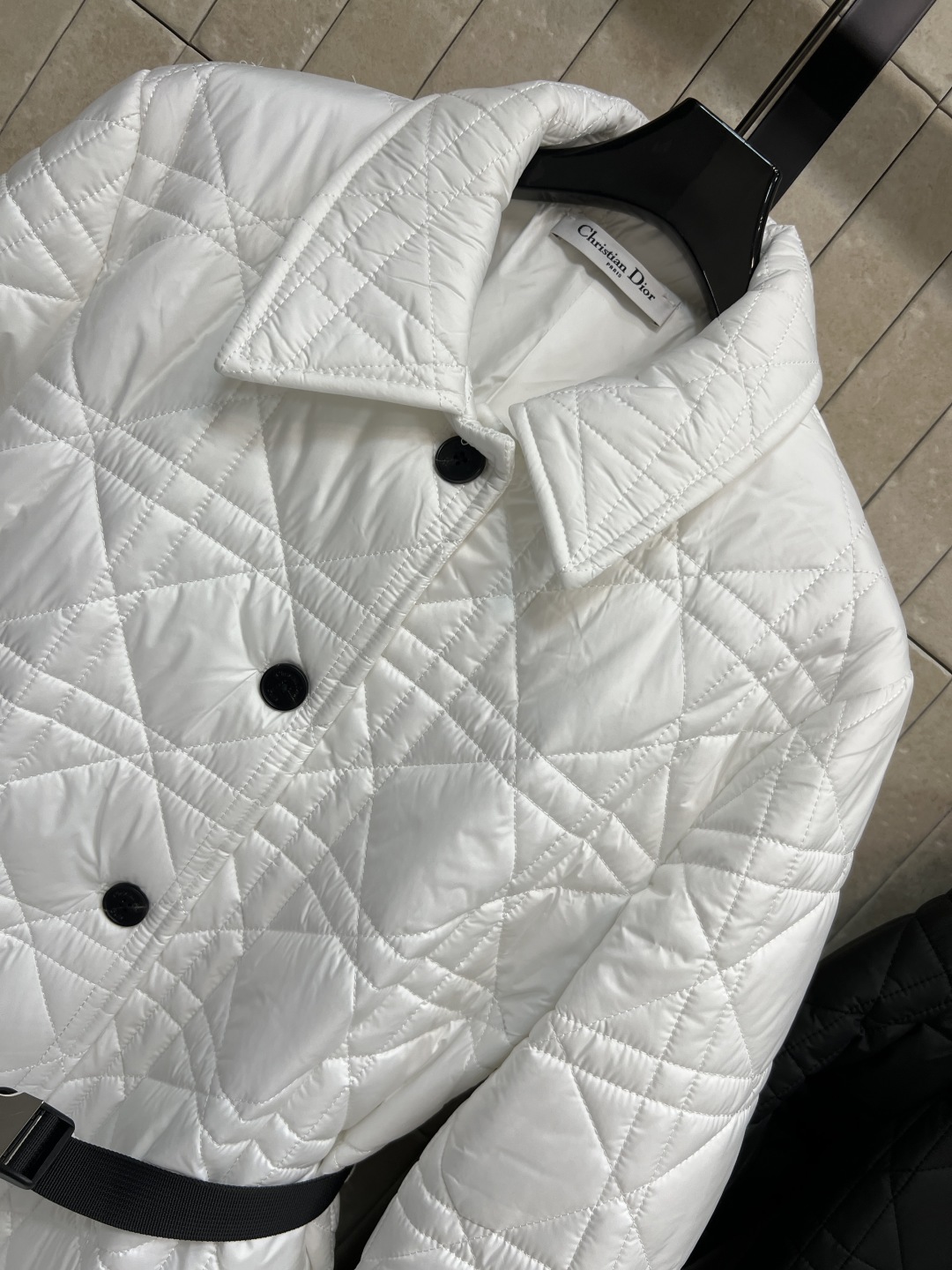 D家 25秋冬新款 藤格纹绗缝长款翻领棉服外套 采用标志性藤格纹绗缝设计 材质柔软夹棉 翻领+单排扣设计