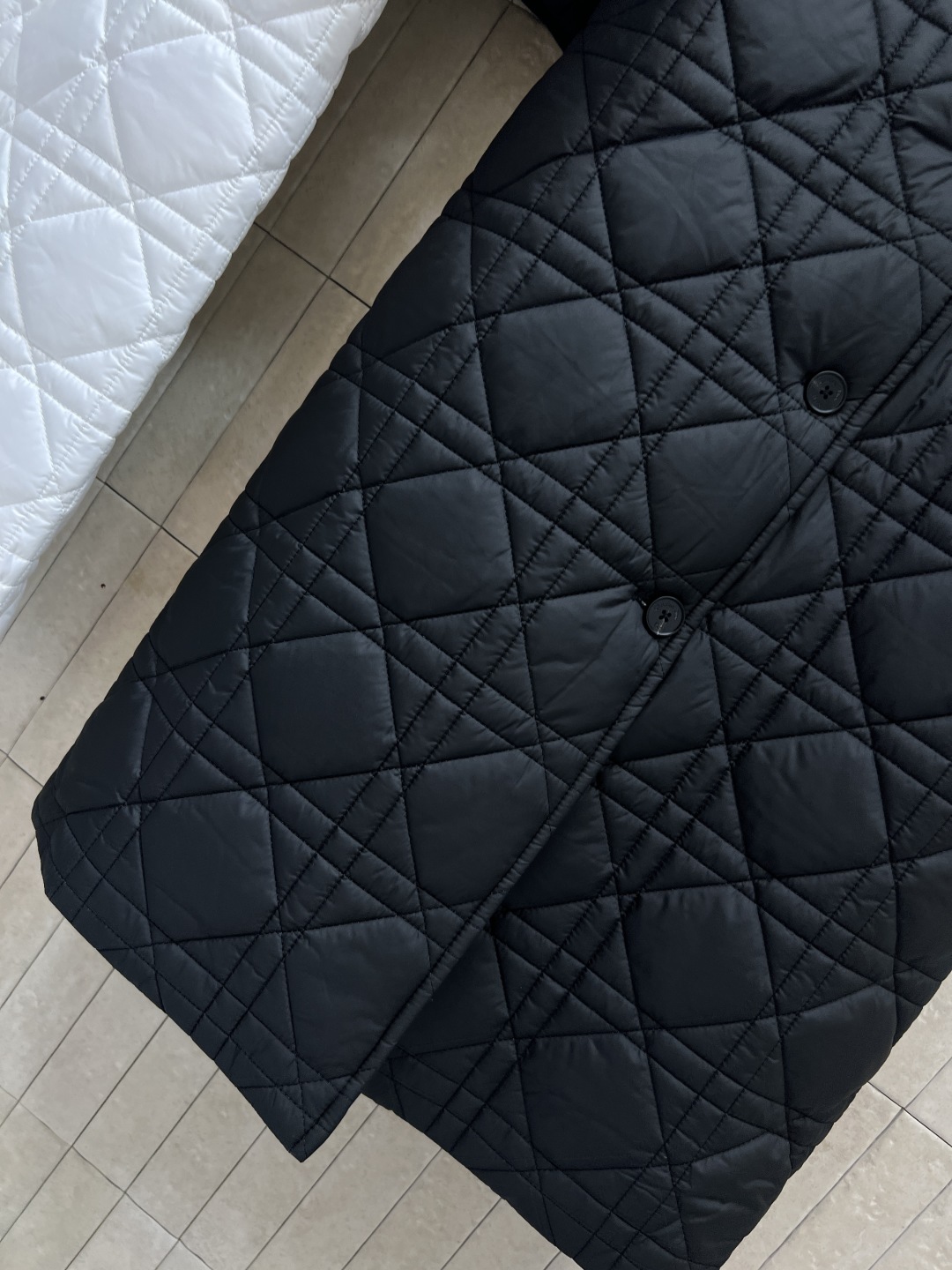 D家 25秋冬新款 藤格纹绗缝长款翻领棉服外套 采用标志性藤格纹绗缝设计 材质柔软夹棉 翻领+单排扣设计