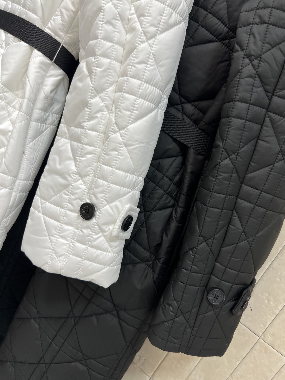 D家 25秋冬新款 藤格纹绗缝长款翻领棉服外套 采用标志性藤格纹绗缝设计 材质柔软夹棉 翻领+单排扣设计