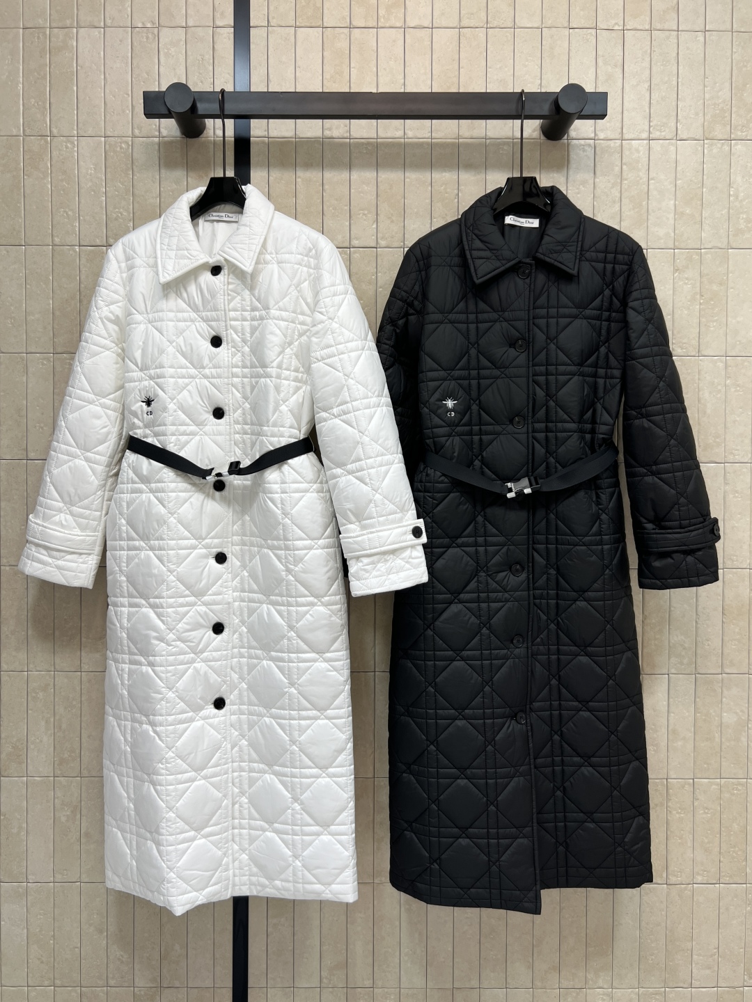 D家 25秋冬新款 藤格纹绗缝长款翻领棉服外套 采用标志性藤格纹绗缝设计 材质柔软夹棉 翻领+单排扣设计