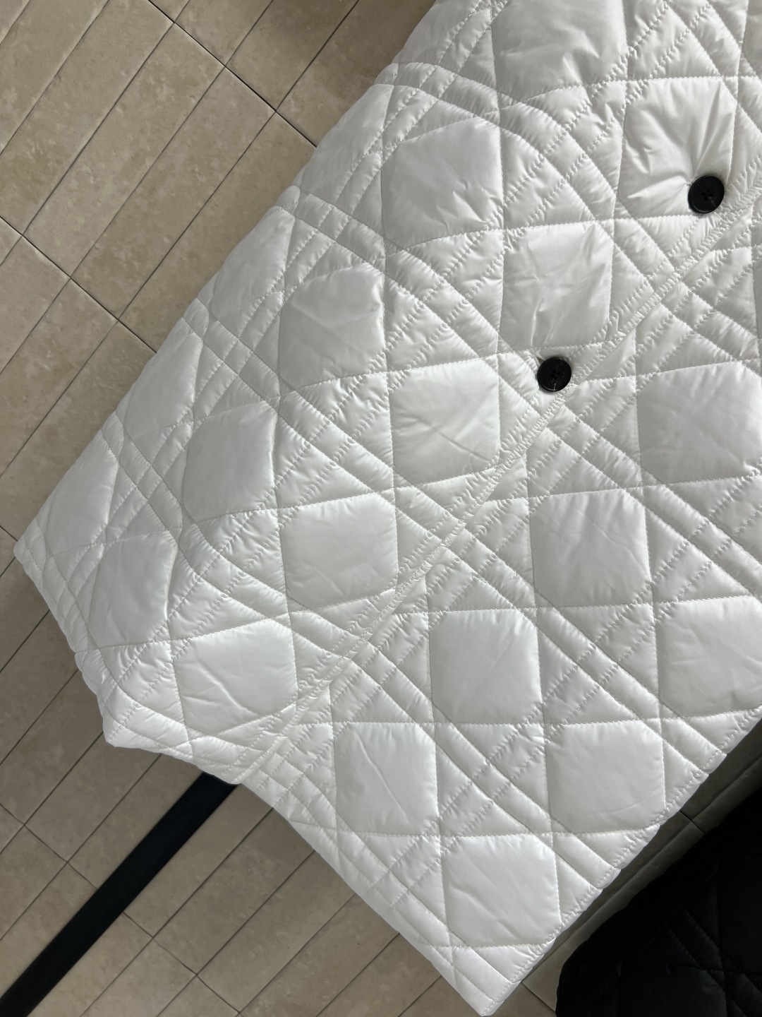 D家 25秋冬新款 藤格纹绗缝长款翻领棉服外套 采用标志性藤格纹绗缝设计 材质柔软夹棉 翻领+单排扣设计