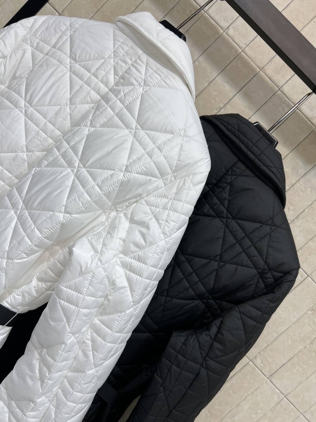 D家 25秋冬新款 藤格纹绗缝长款翻领棉服外套 采用标志性藤格纹绗缝设计 材质柔软夹棉 翻领+单排扣设计