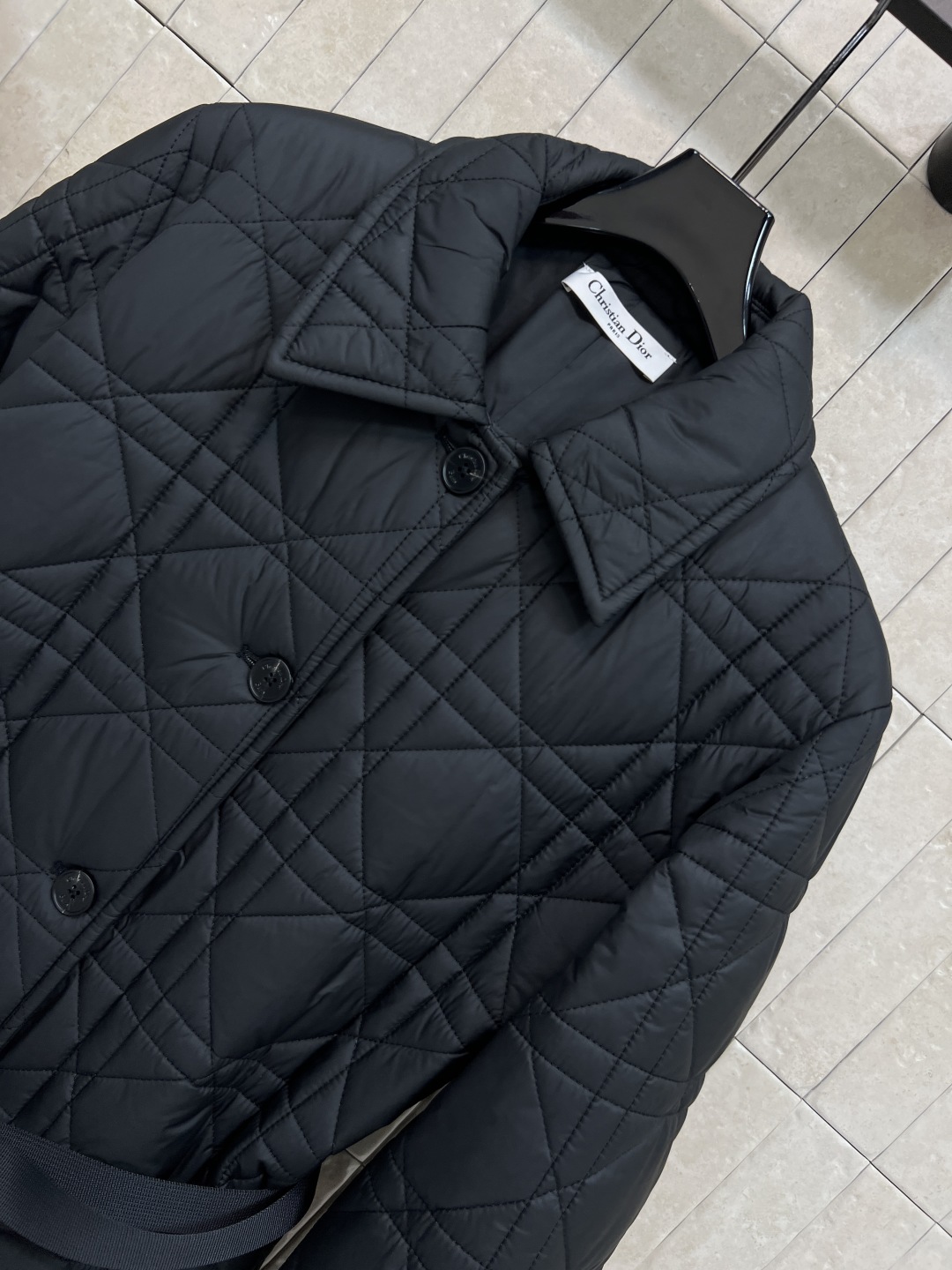 D家 25秋冬新款 藤格纹绗缝长款翻领棉服外套 采用标志性藤格纹绗缝设计 材质柔软夹棉 翻领+单排扣设计