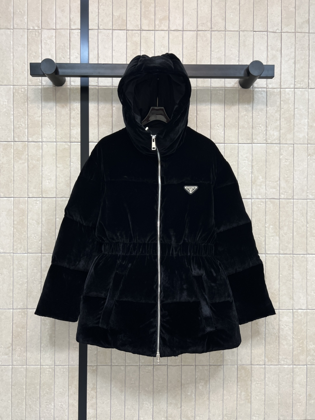 PD家 25秋冬新款 三角标丝绒连帽收腰羽绒服 质感高级又保暖 松紧收腰设计超显身材比例 冬天穿也不臃肿