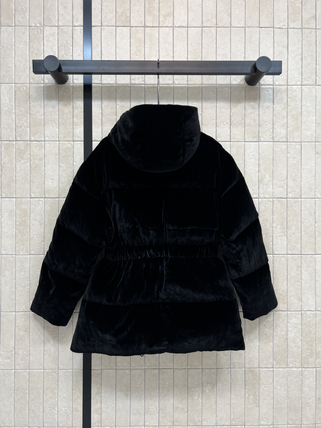 PD家 25秋冬新款 三角标丝绒连帽收腰羽绒服 质感高级又保暖 松紧收腰设计超显身材比例 冬天穿也不臃肿