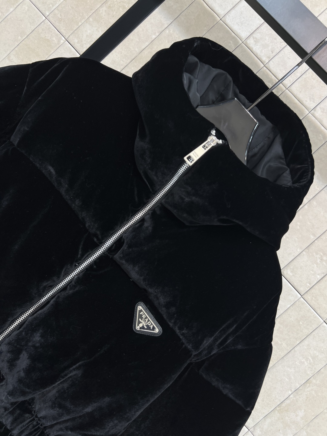 PD家 25秋冬新款 三角标丝绒连帽收腰羽绒服 质感高级又保暖 松紧收腰设计超显身材比例 冬天穿也不臃肿